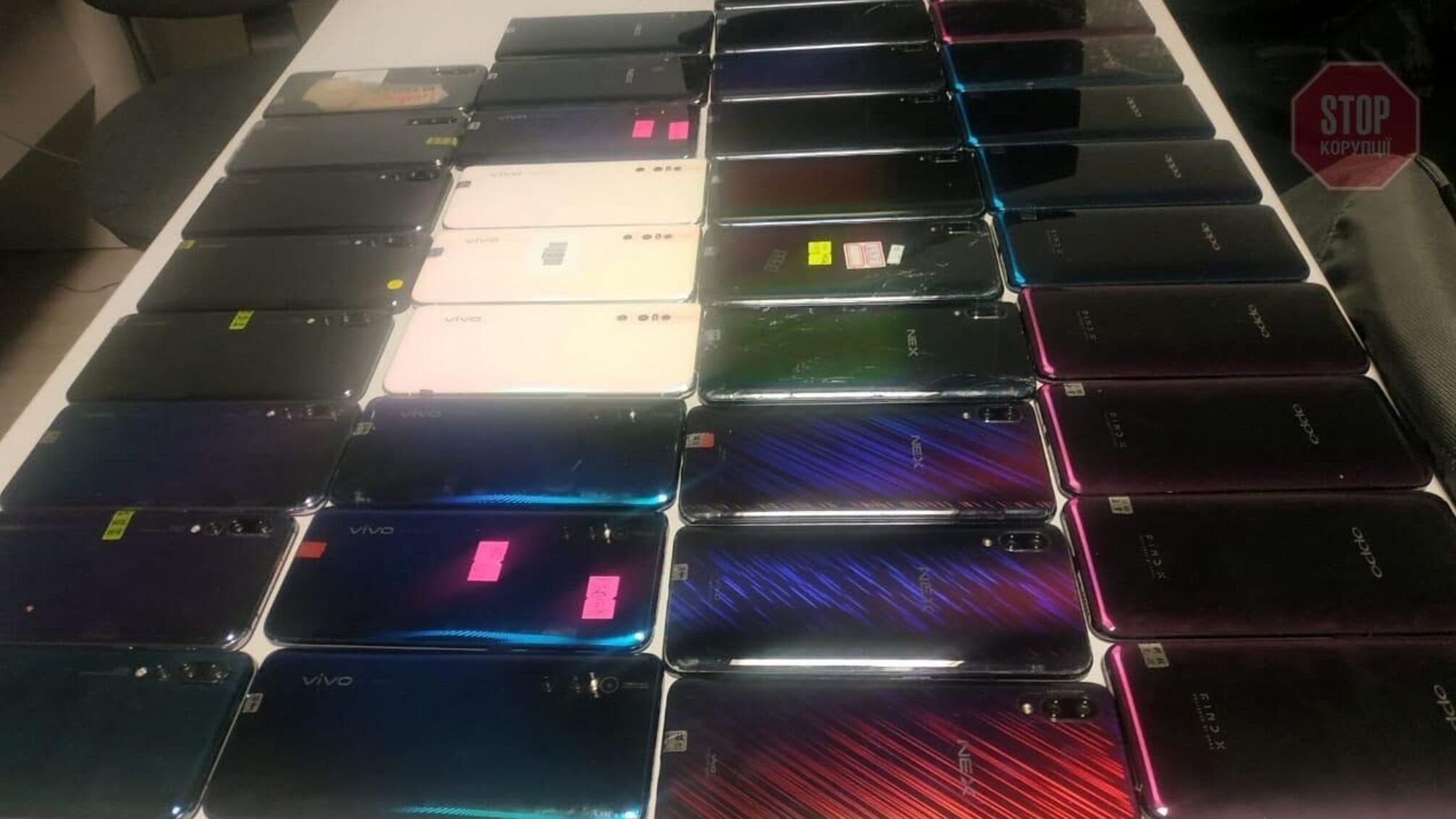 Ледь не провіз телефонів на 100 тисяч гривень: в аеропорту китаєць намагався провезти контрабанду