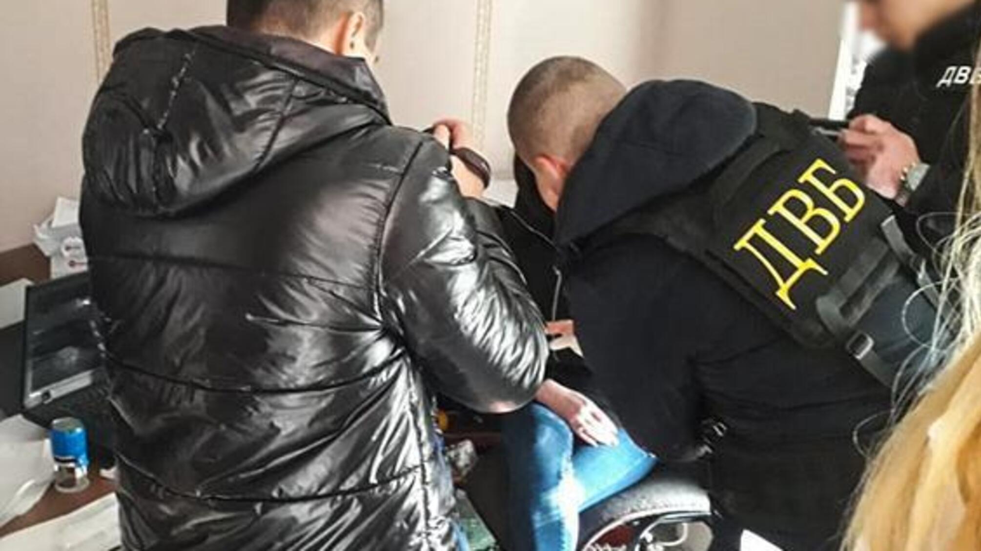 На Тернопільщині внутрішня безпека поліції затримала жінку, яка за вирішення питання у сервісному центрі МВС вимагала гроші
