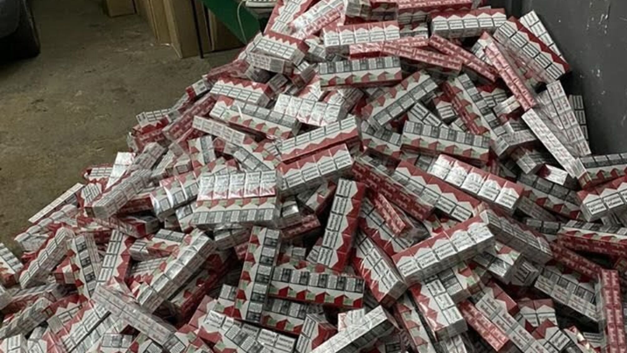 Цигарок на 3 мільйони гривень намагався провезти українець до Польщі на дипломатичному авто (фото)