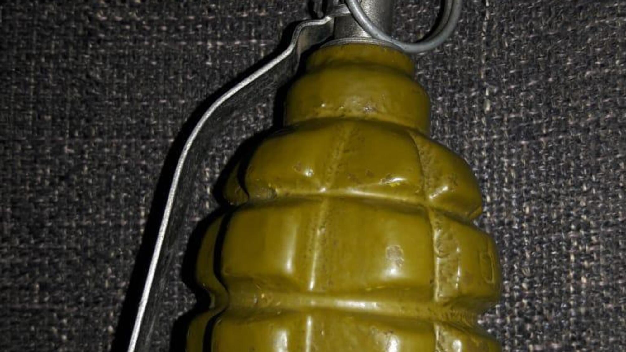 У харківському метро поліцейські вилучили у чоловіка гранату Ф-1