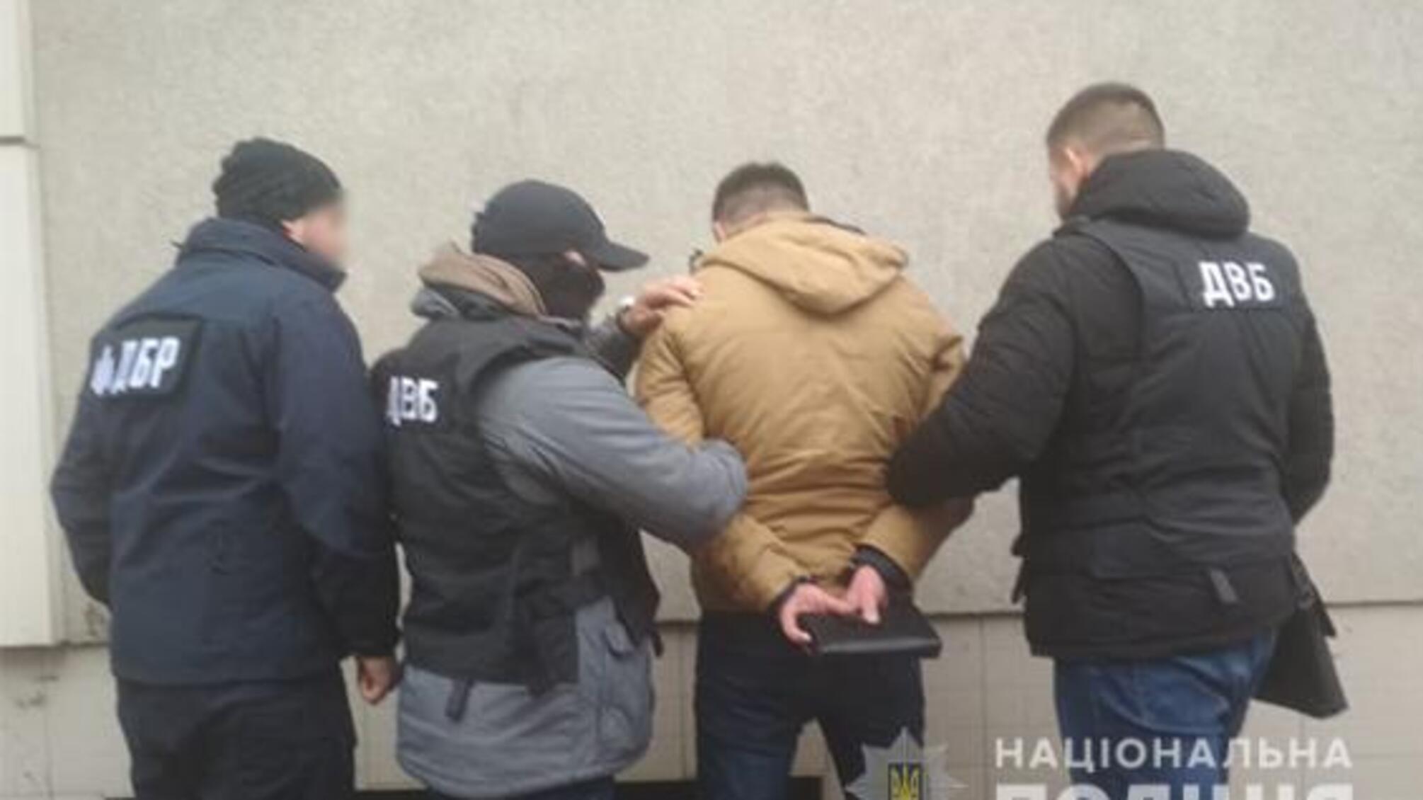 За підбурювання до надання хабара затримано поліцейського Вінниці