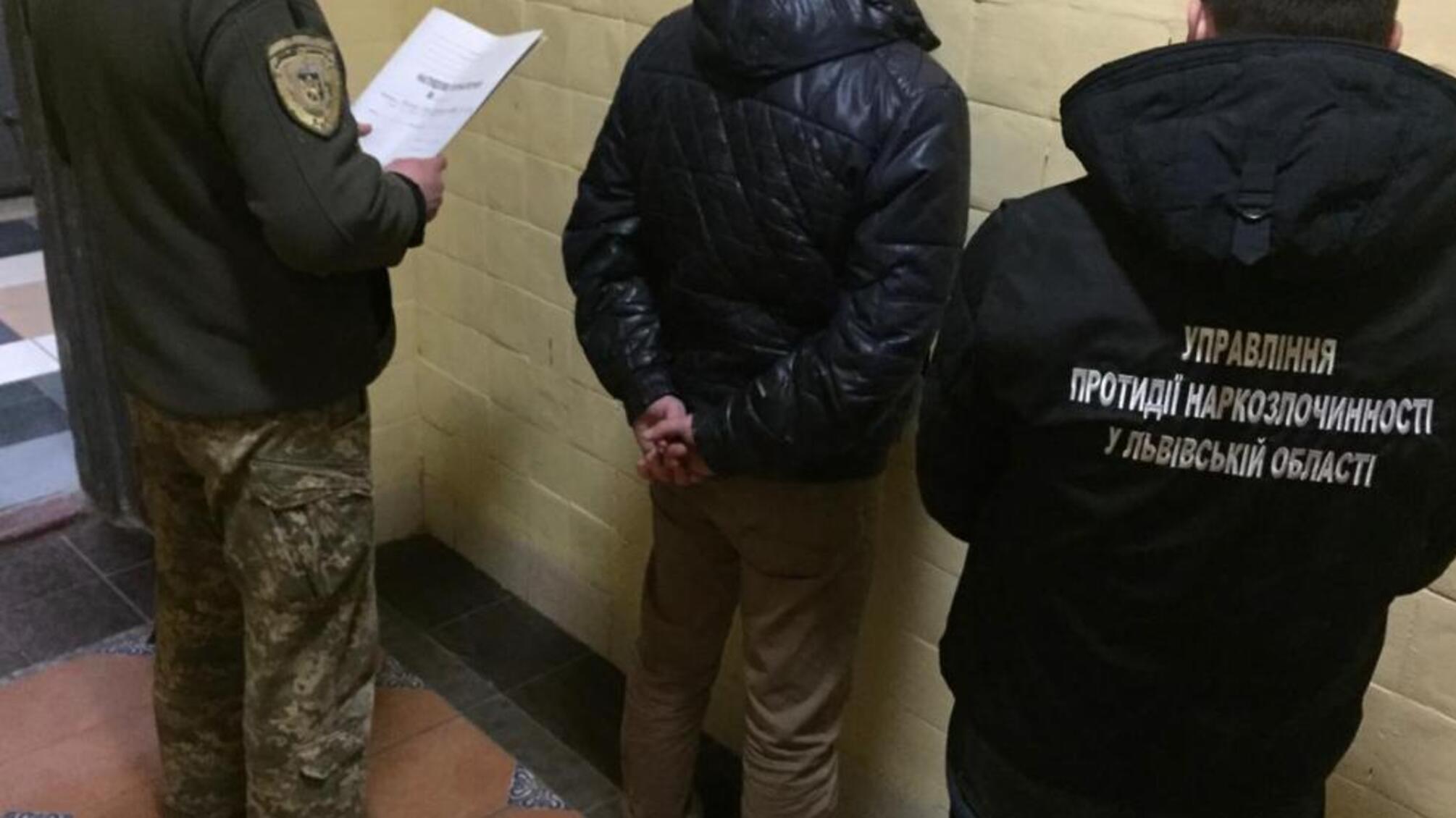 На Львівщині поліцейські взяли під варту зловмисника, котрий передавав наркотичні засоби в установу виконання покарань