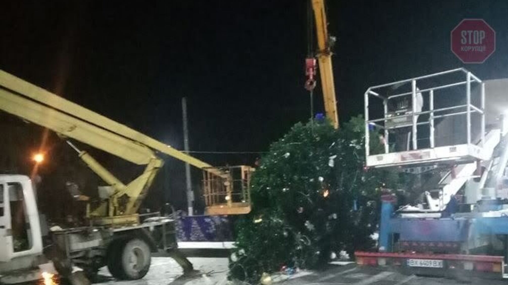 У центрі міста на Хмельниччині повалилась головна ялинка (фото)