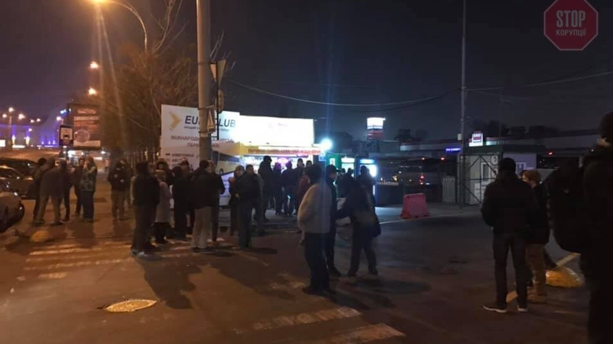 Водія, який висадив пасажирів заради російського серіалу, у Києві зустрів розлючений натовп