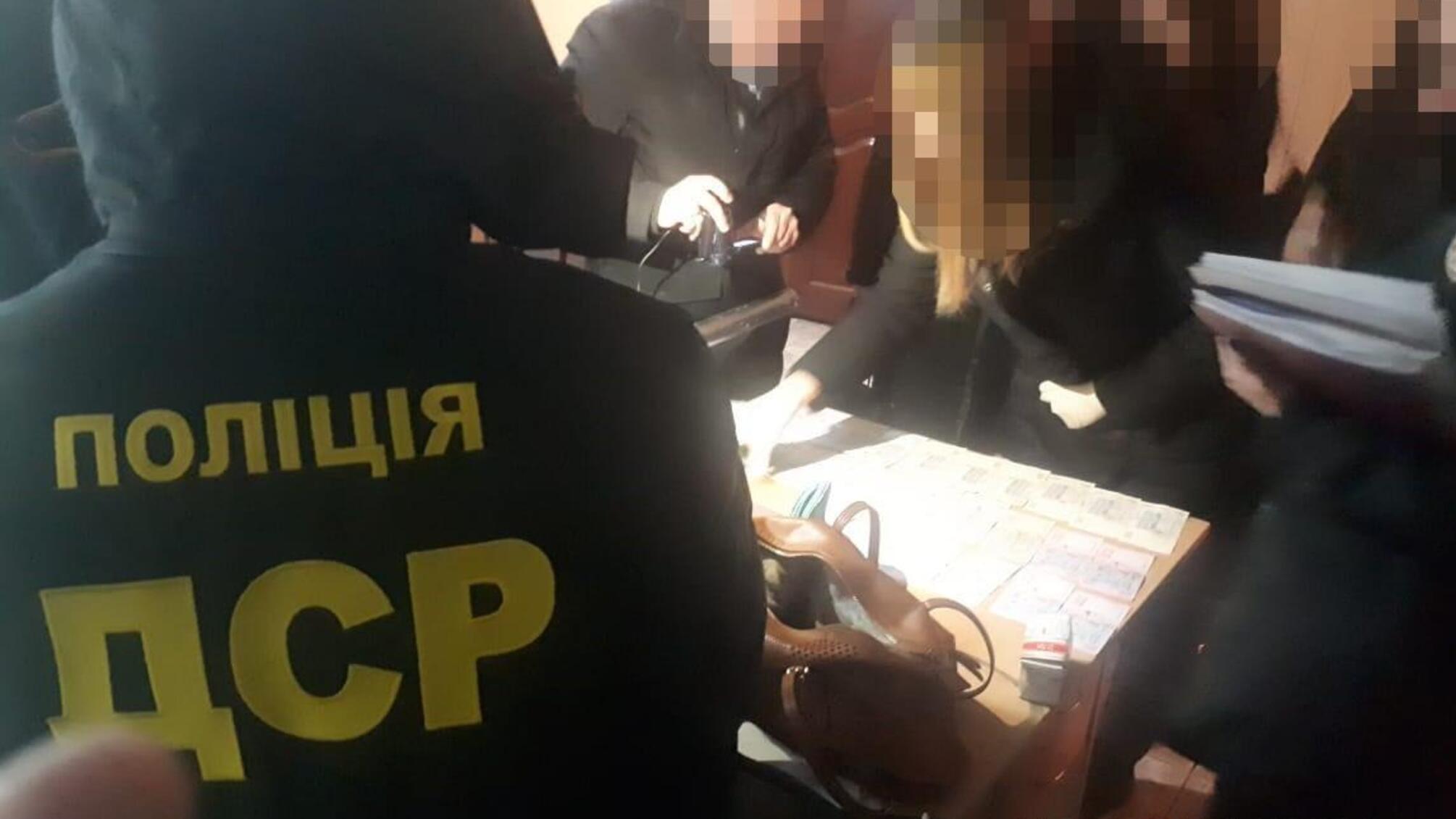 У Запоріжжі поліція викрила у хабарництві посадову особу землевпорядної організації