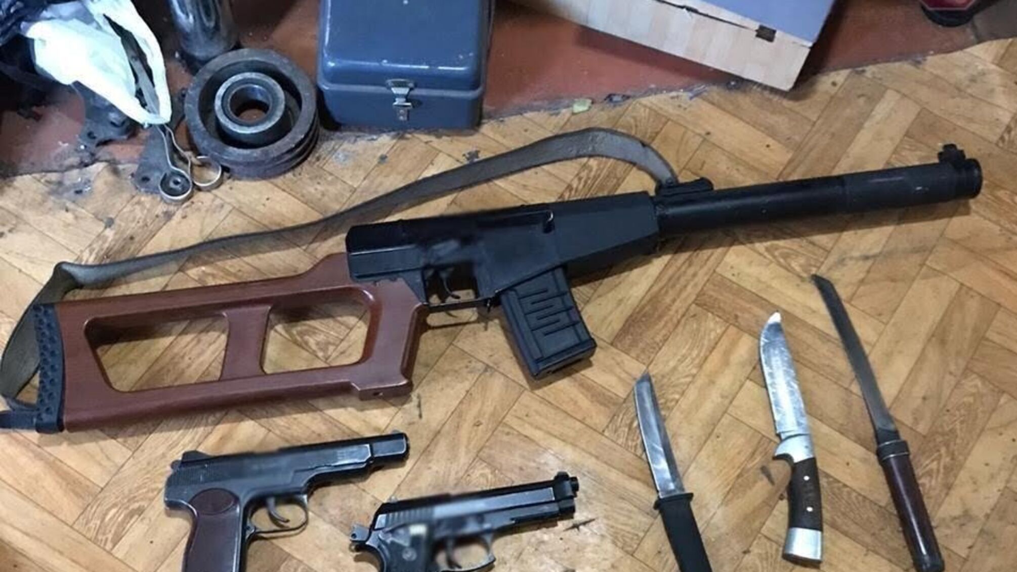 Виробляли боєприпаси та зброю: на Рівненщині викрили підпільний цех (фото)