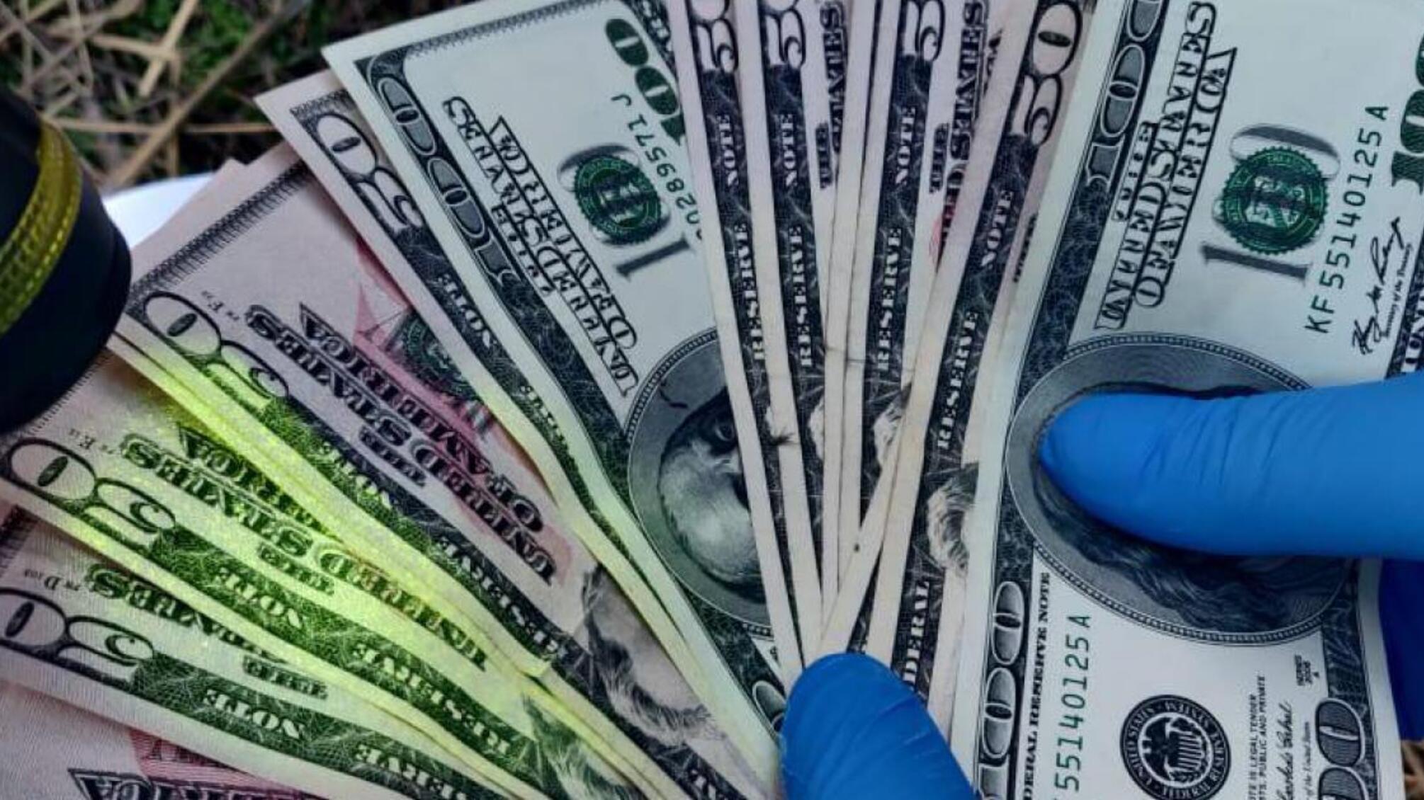 2 000 доларів США за сприяння у переміщенні тютюнових виробів через державний кордон – ДБР затримало прикордонника