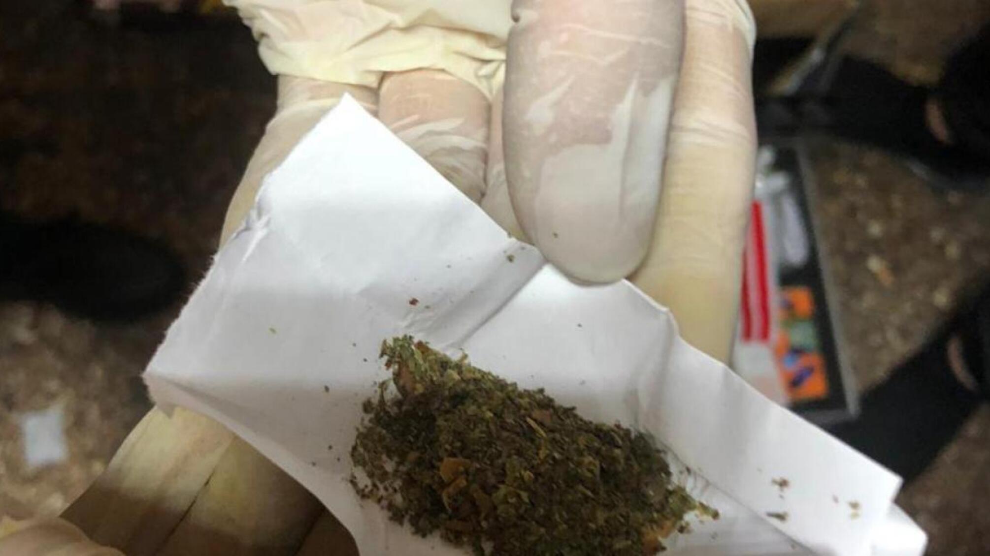 Продаж наркотиків у місця позбавлення волі – ДБР затримало працівника Маріупольського слідчого ізолятору