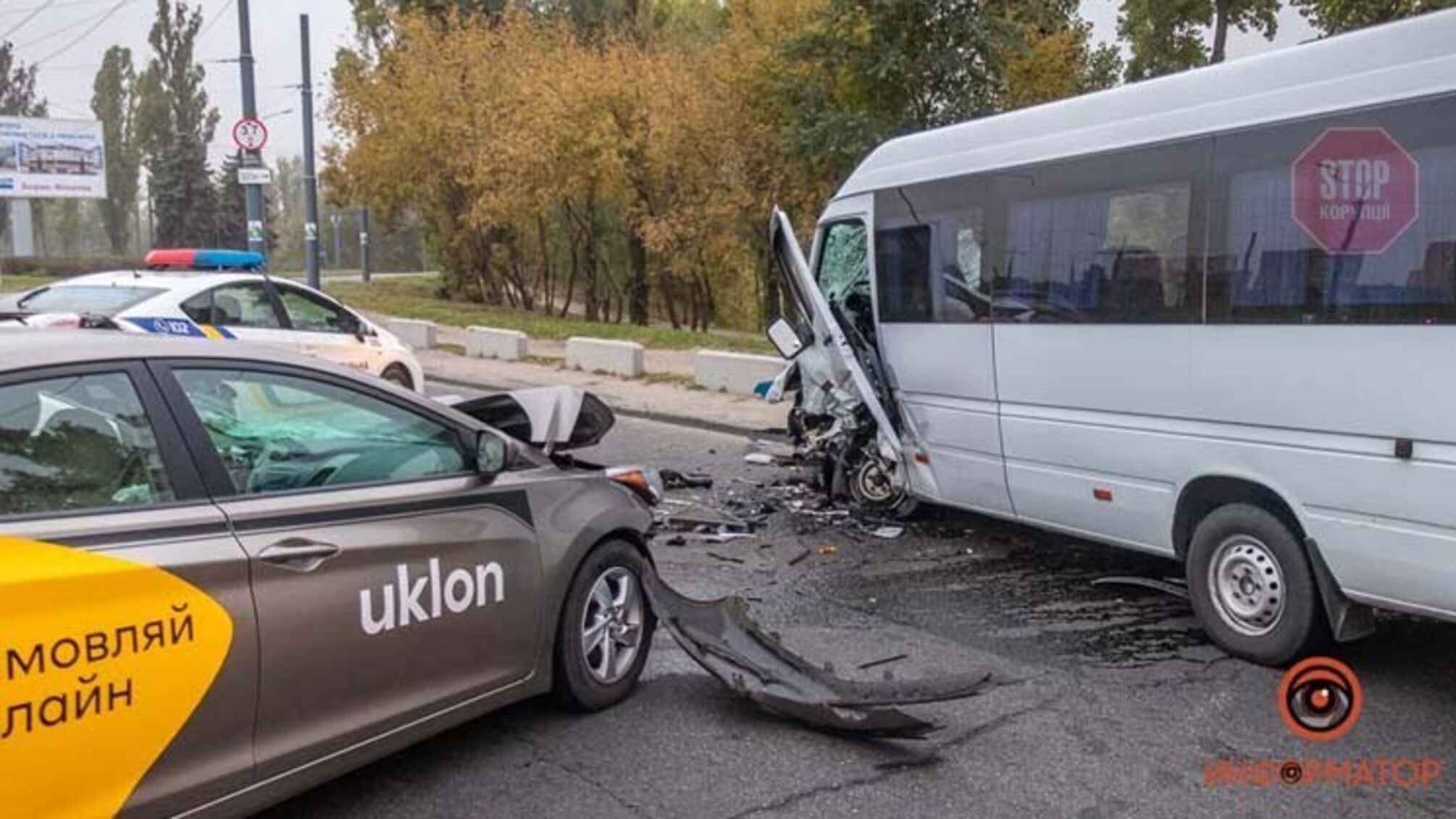 У Дніпрі таксі протаранило мікроавтобус з людьми, є постраждалі (фото)
