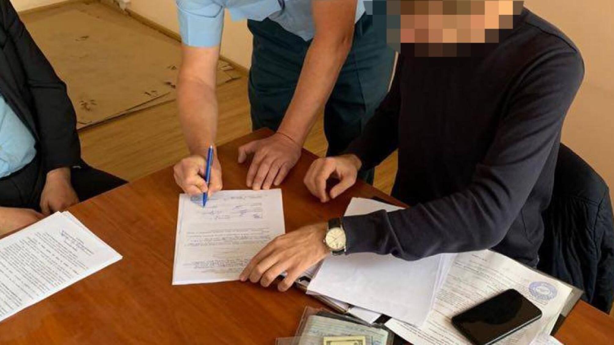 1 500 доларів щомісячно за нестворення перешкод товариству - ДБР повідомило про підозру працівнику Поліської митниці