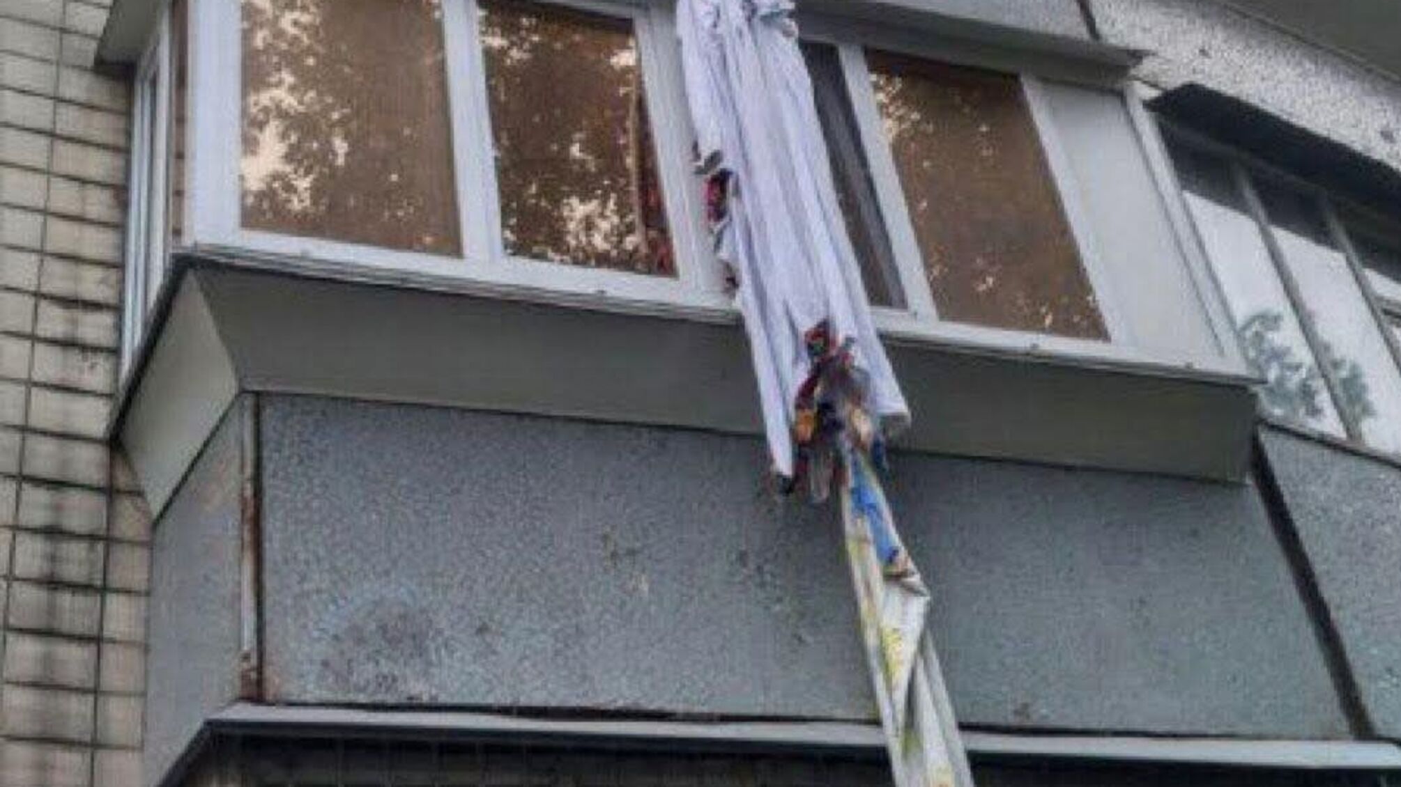 Впав головою на камінь з п’ятого поверху: у столиці сталася трагедія (фото)