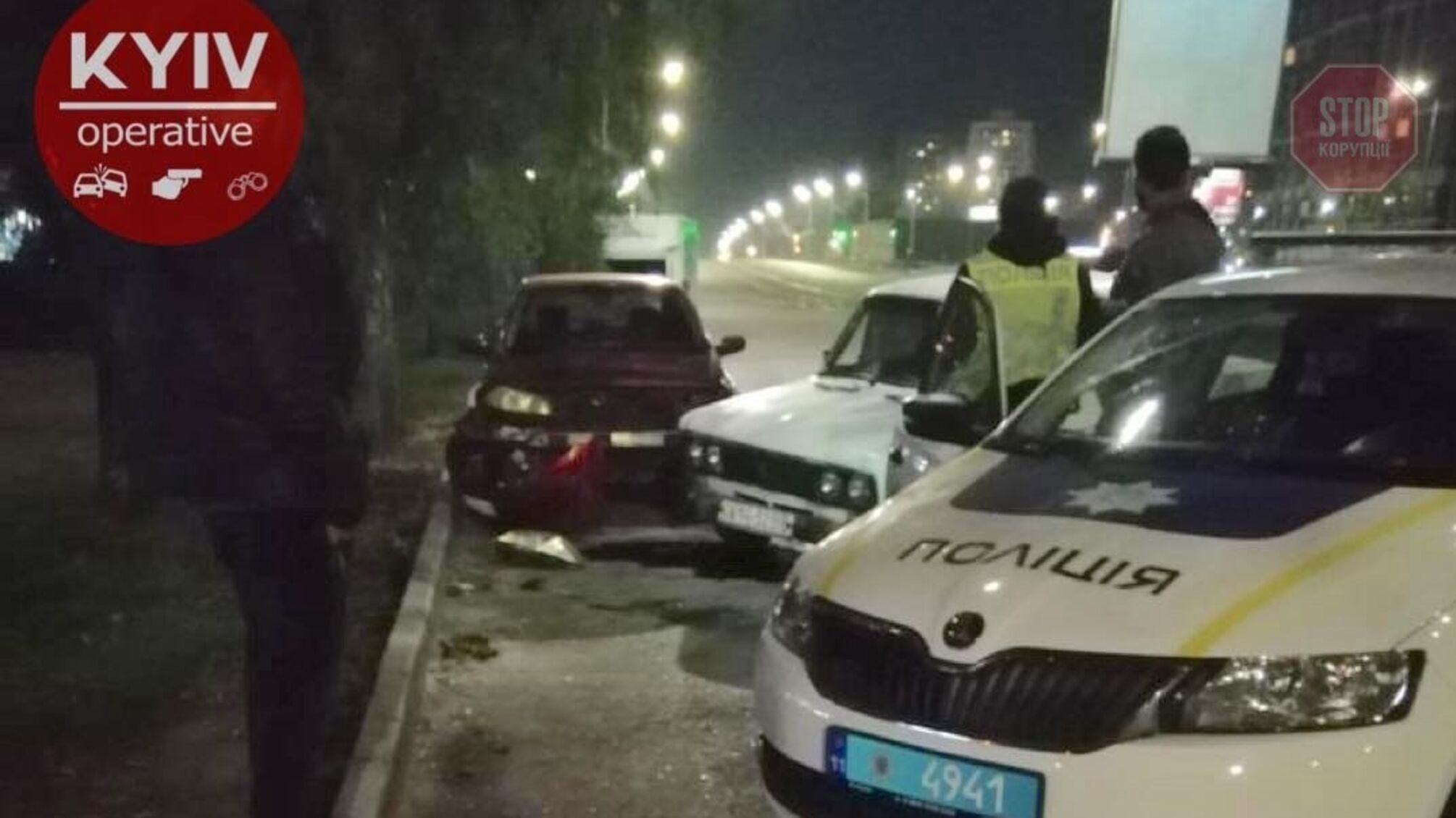 Врізався в припарковану автівку: у столиці через нетверезого чоловіка сталася аварія (фото)
