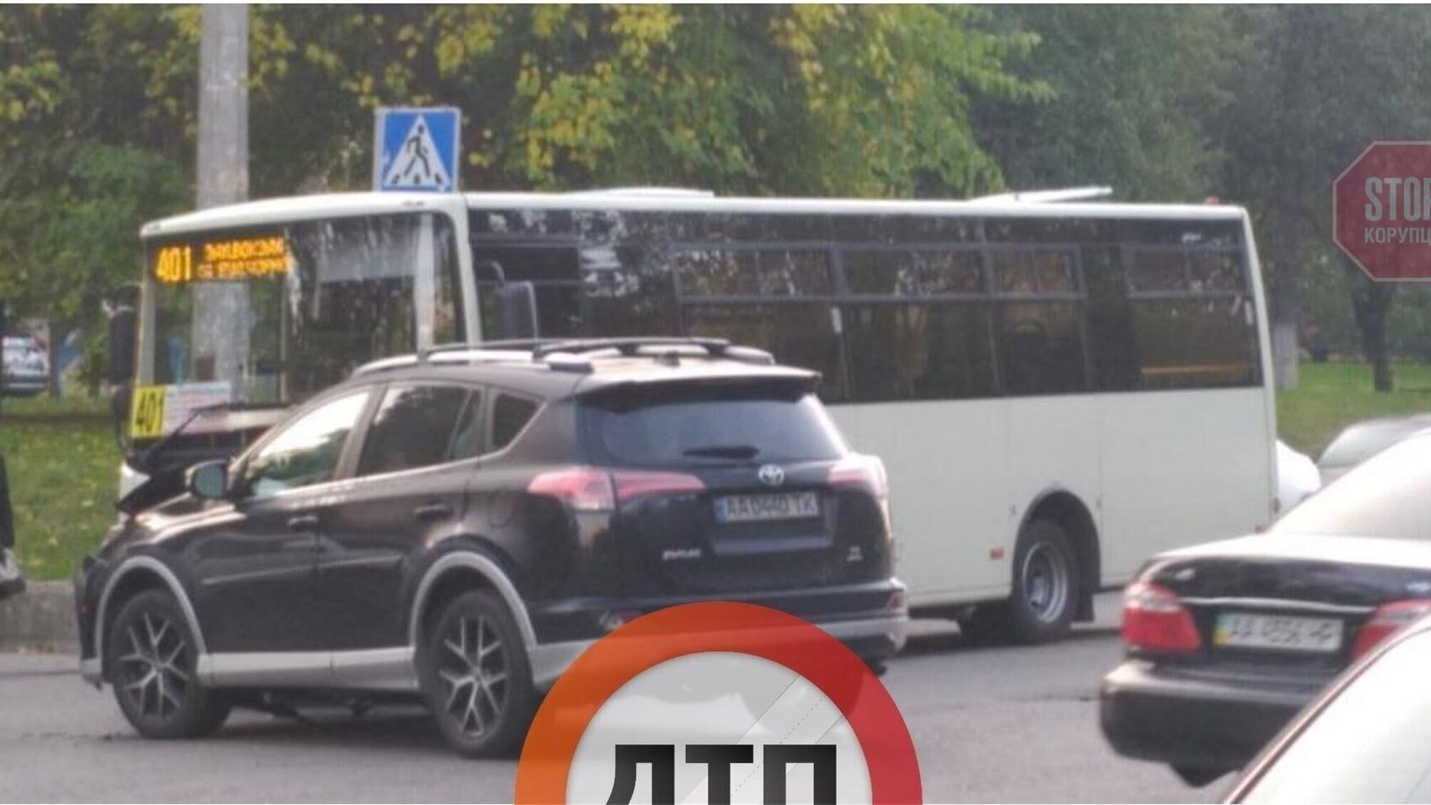 У столиці маршрутка з пасажирами врізалась в автівку (фото)