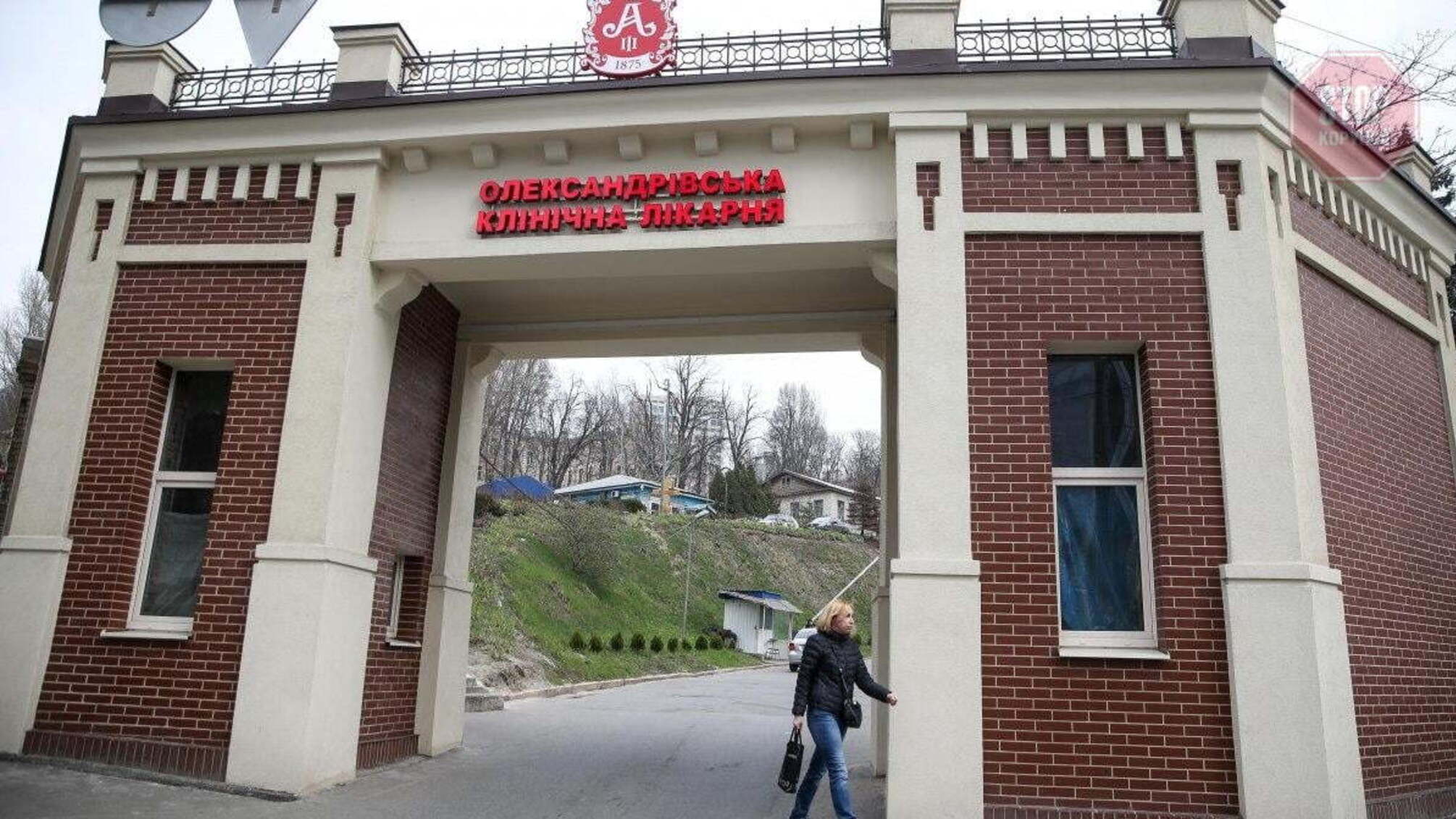 Через коронавірус: у столичній лікарні двоє людей вистрибнули з вікна