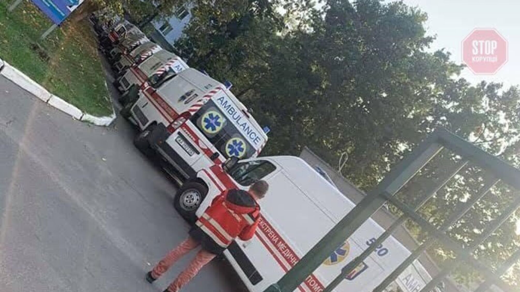 У Києві вкотре зафіксували чергу 'швидких' із пацієнтами з підозрою на COVID-19 (фото)