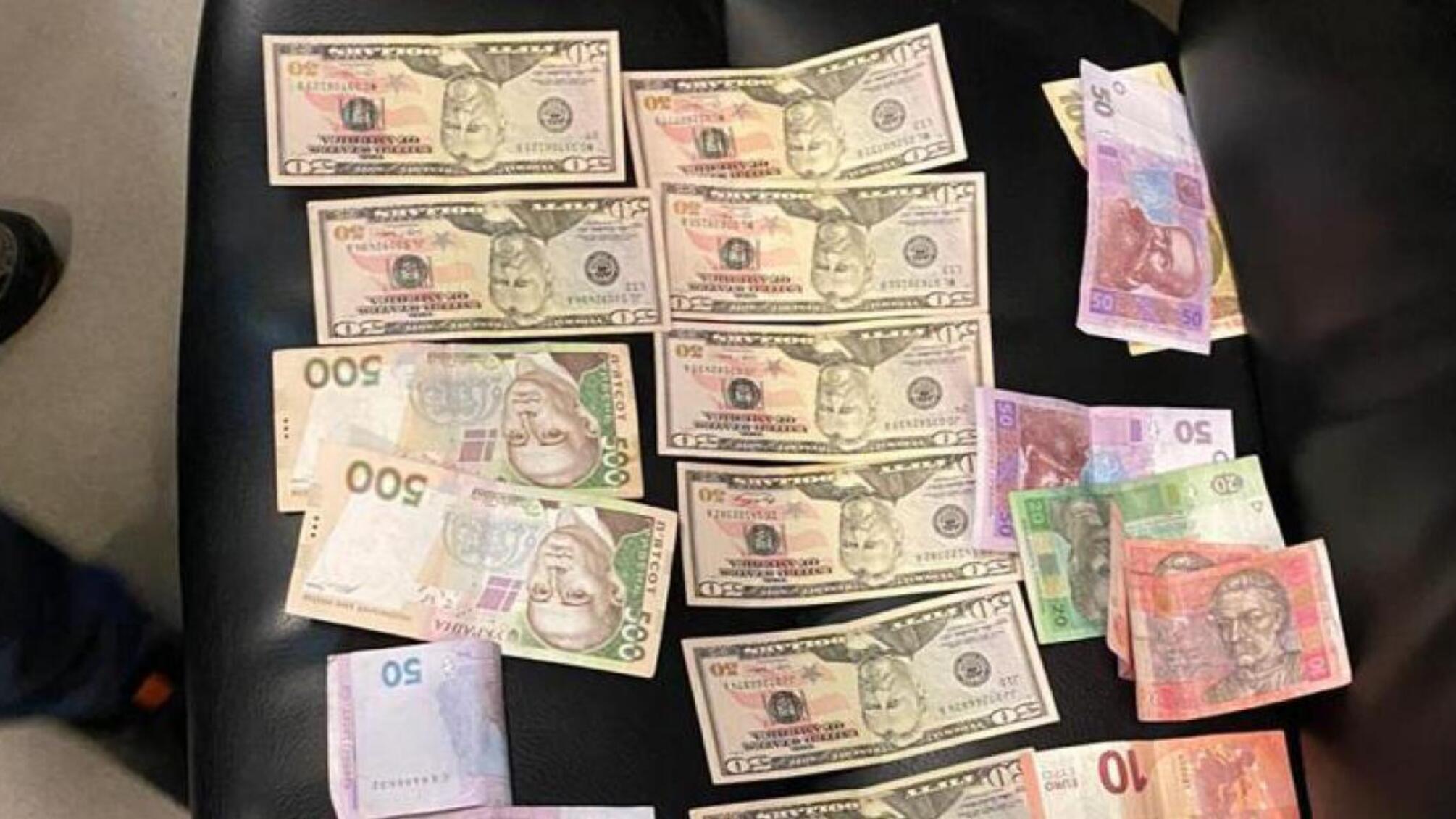 Хабар за безперешкодне розмитнення авто з Європи - головному держінспектору Волинської митниці повідомлено про підозру