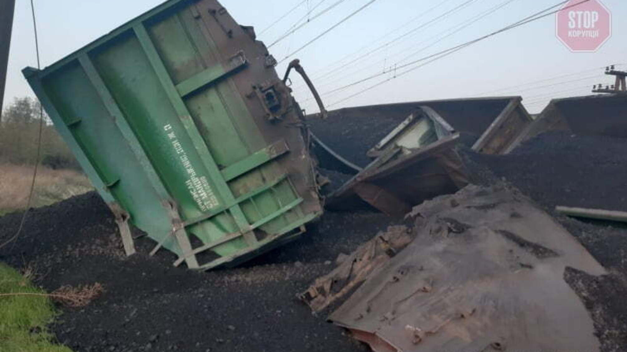 На Дніпропетровщині потяг зійшов з рейок (фото)