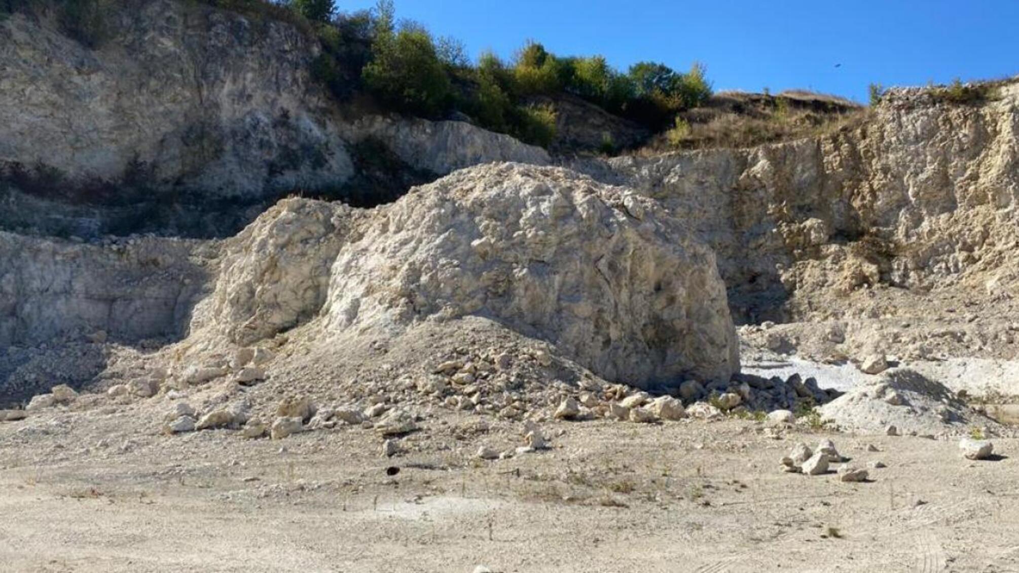 ДБР повідомило про підозру екскерівнику одного із державних підприємств Вінниччини, який без спецдозволу за 3 роки видобув понад 100 000 тонн вапняку