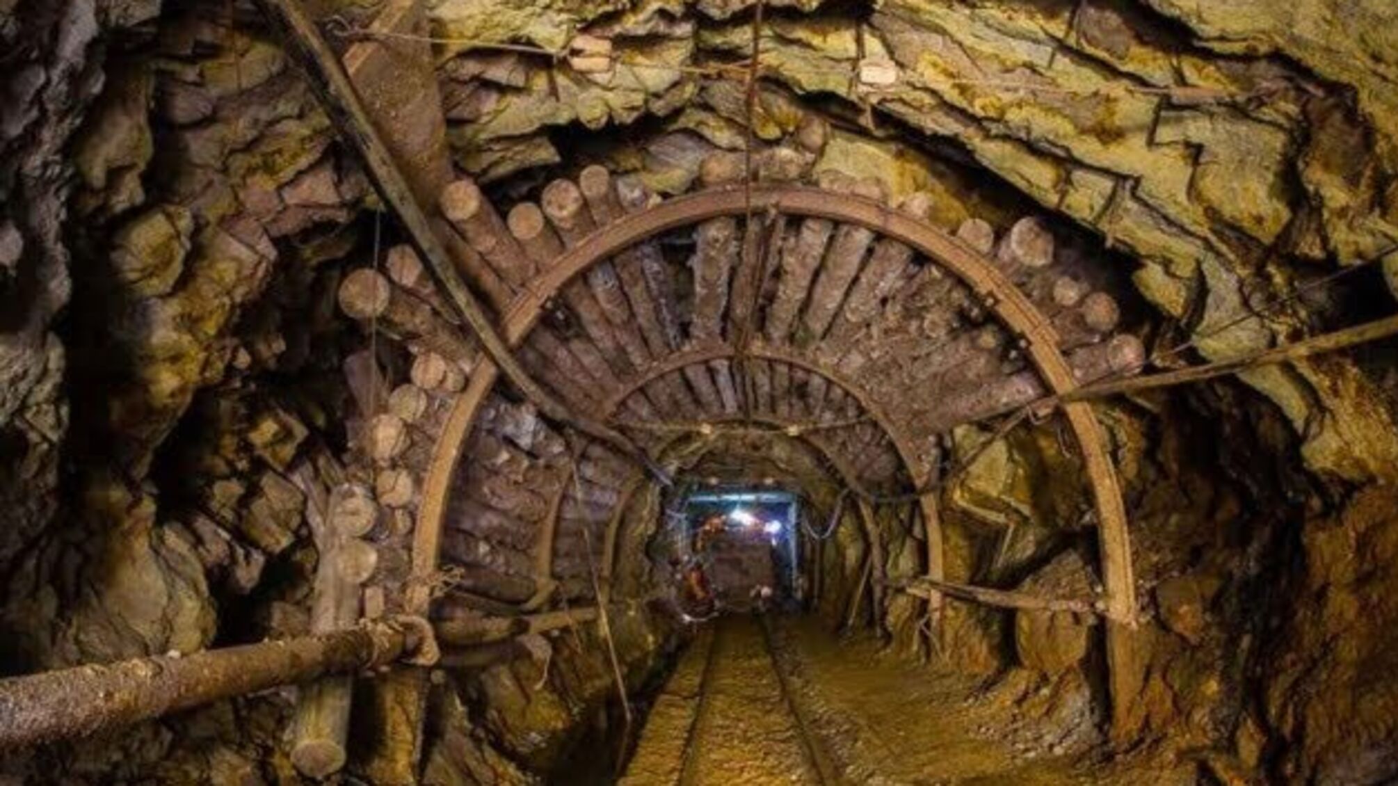 Керівники двох шахт на Луганщині розікрали «протиаварійні» 14 мільйонів