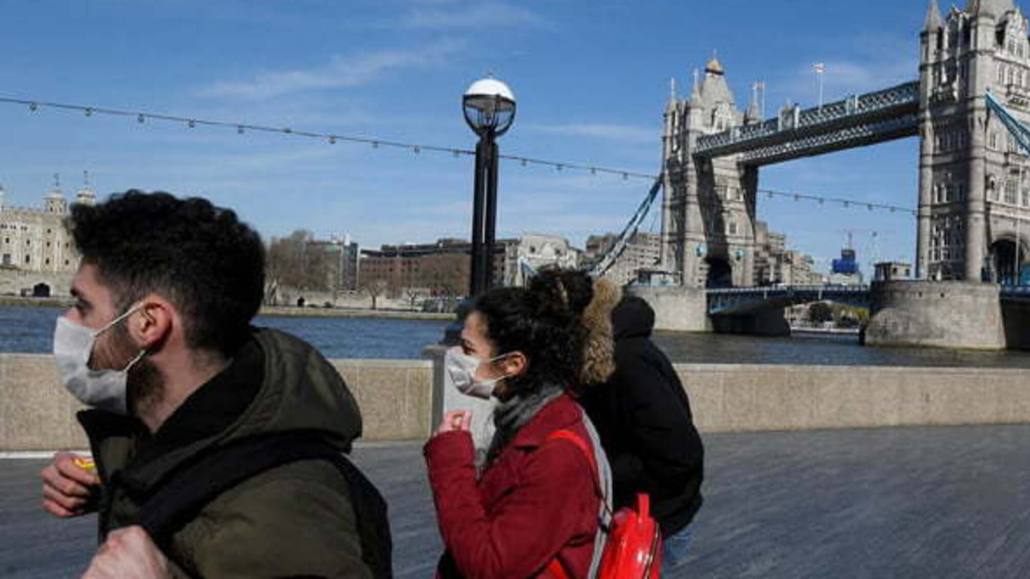 Британія вводить трирівневу систему обмежень, аби уникнути локдауну