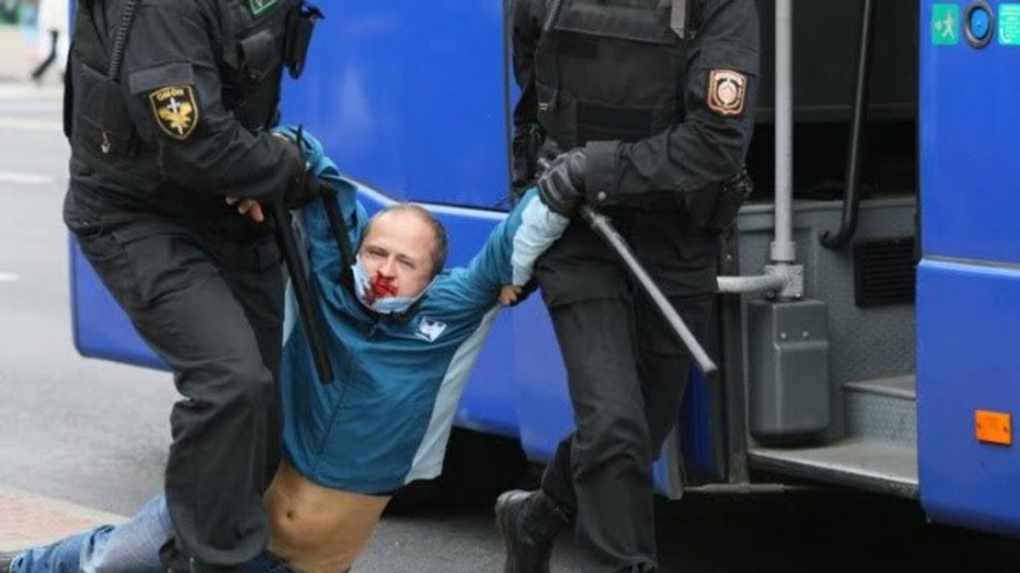 Білоруські силовики погрожують застосувати бойову зброю