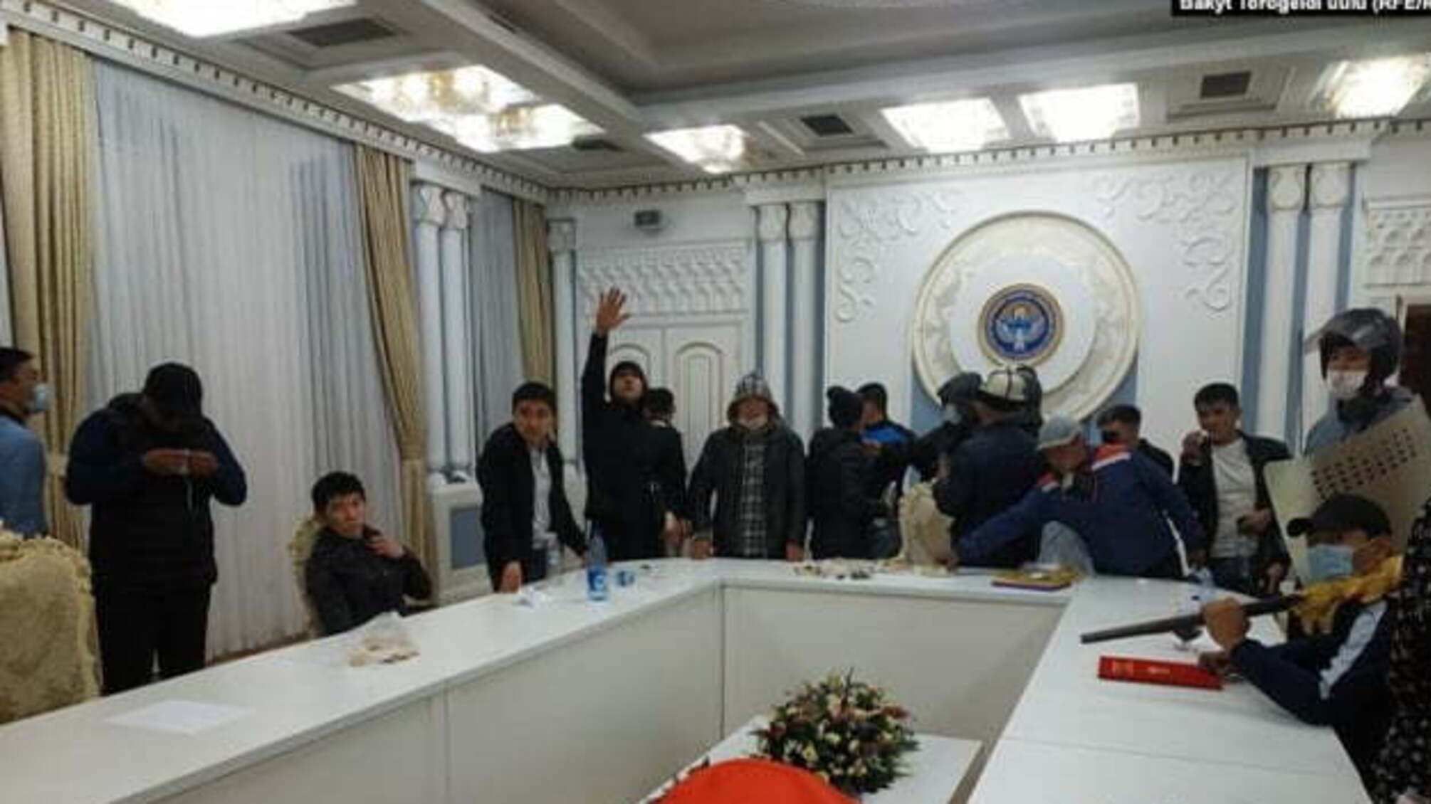 Демонстранти у Киргизстані зайняли «Білий дім» - ЗМІ