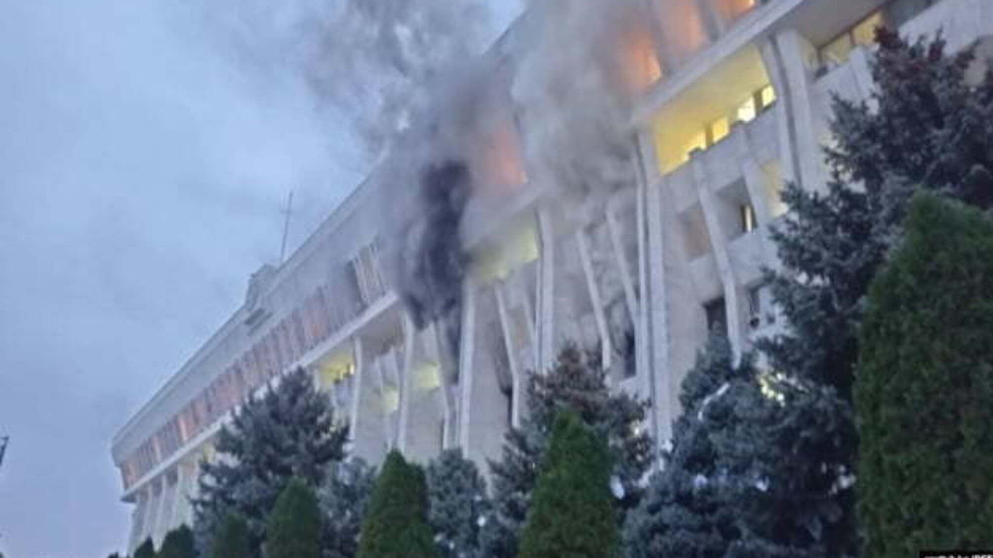 У столиці Киргизстану спалахнув «Білий дім»