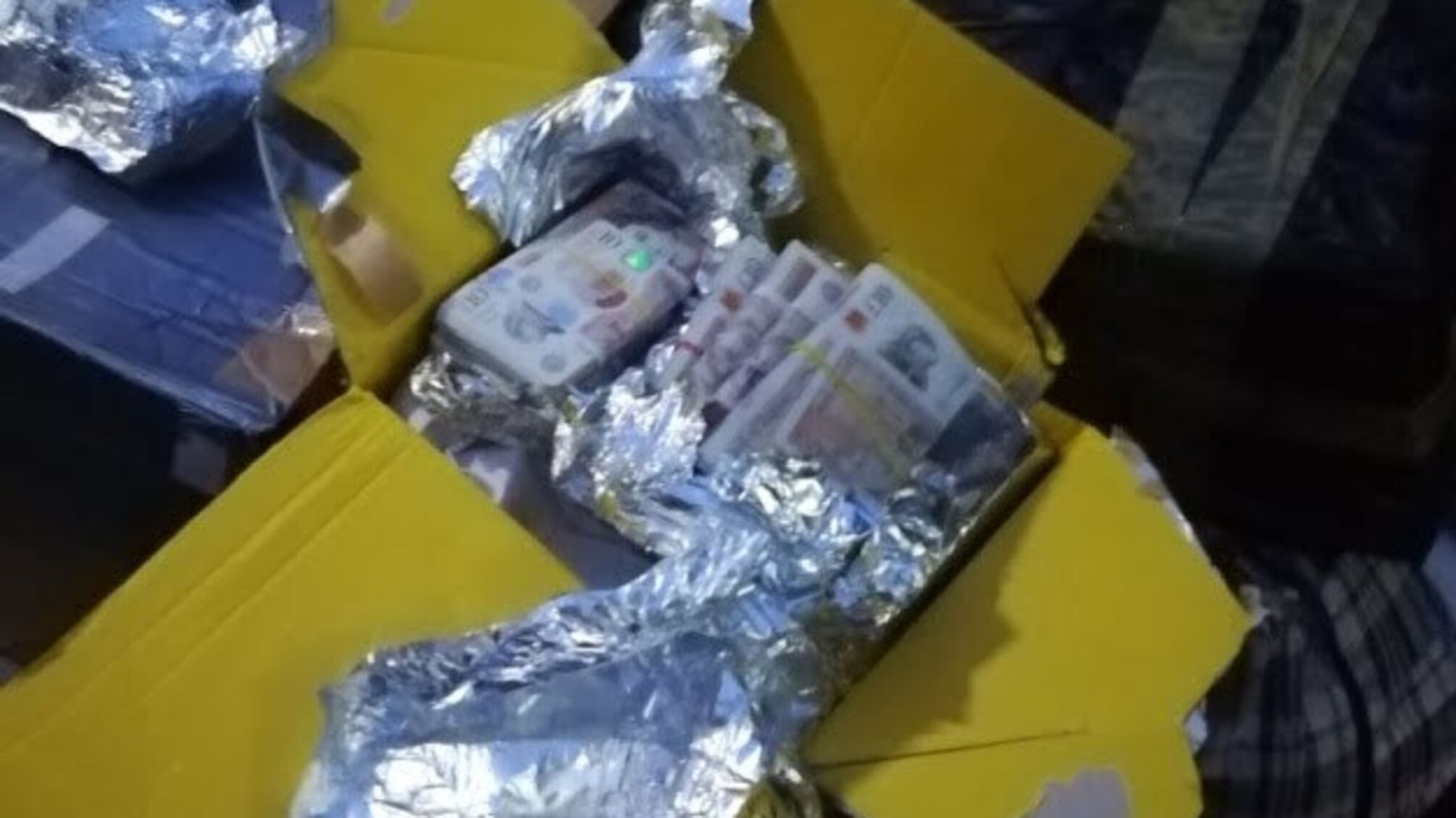 На кордоні з Польщею у картонних коробках виявили 127 тисяч фунтів стерлінгів