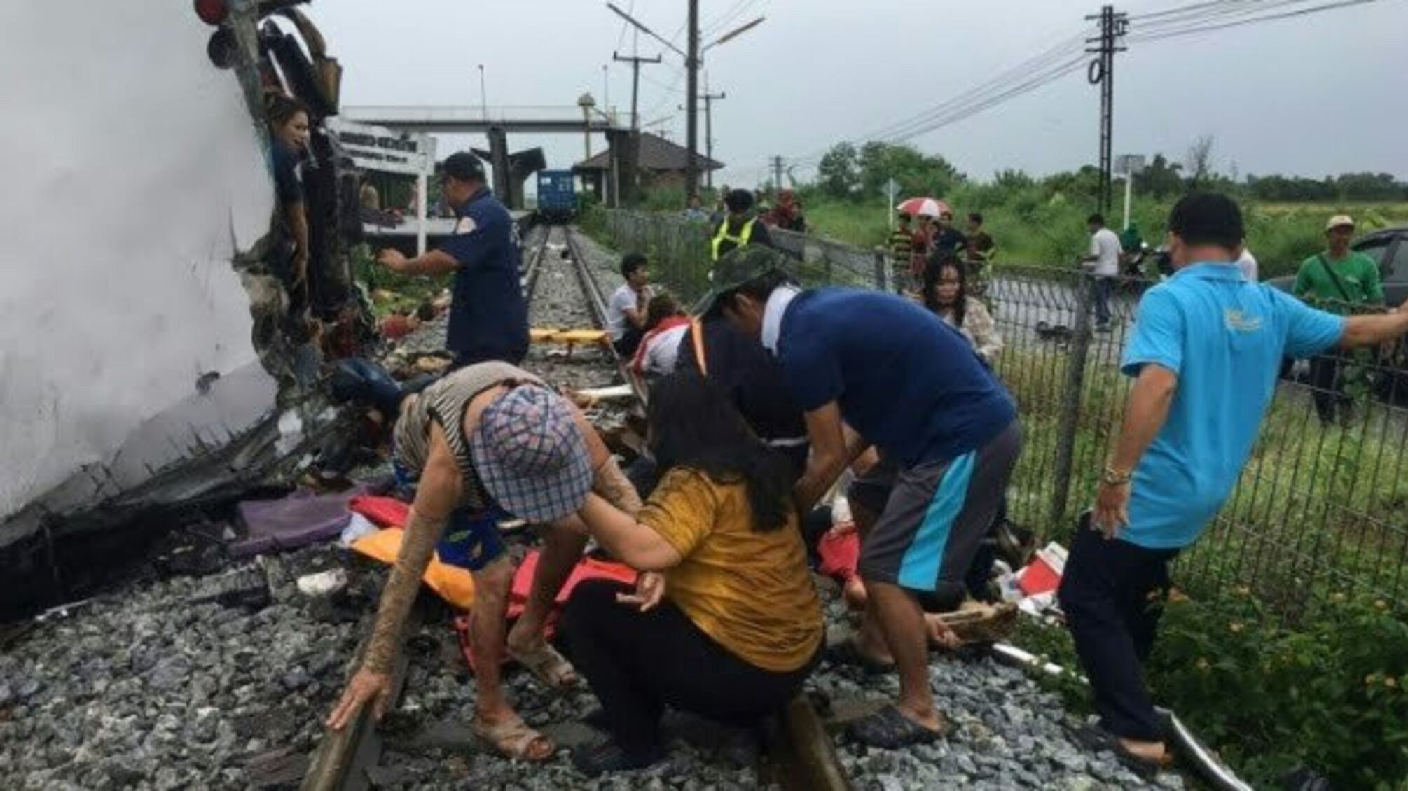 У Таїланді туристичний автобус зіткнувся з поїздом: 17 загиблих
