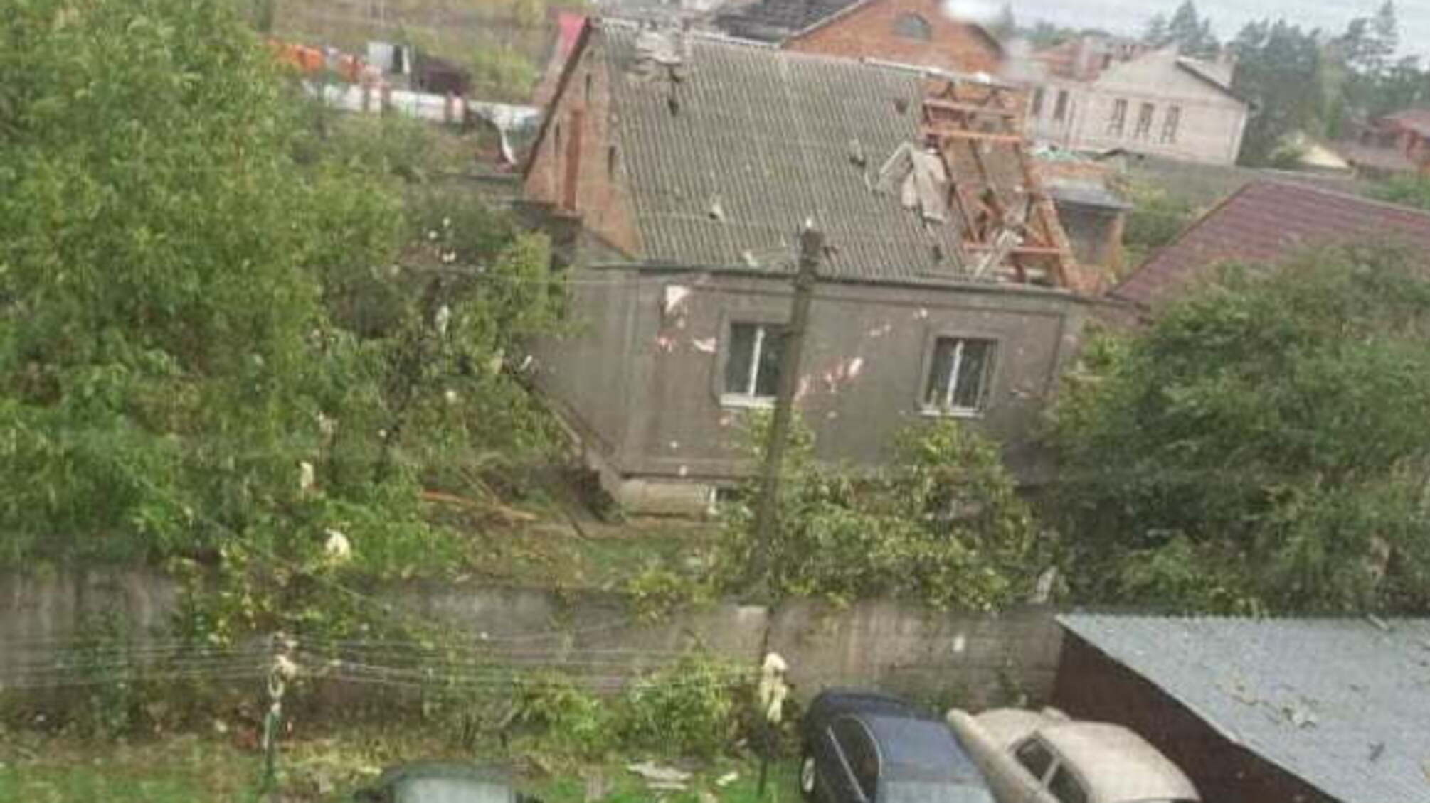 Негода у Кропивницькому: вітер зривав дахи, ламав дерева