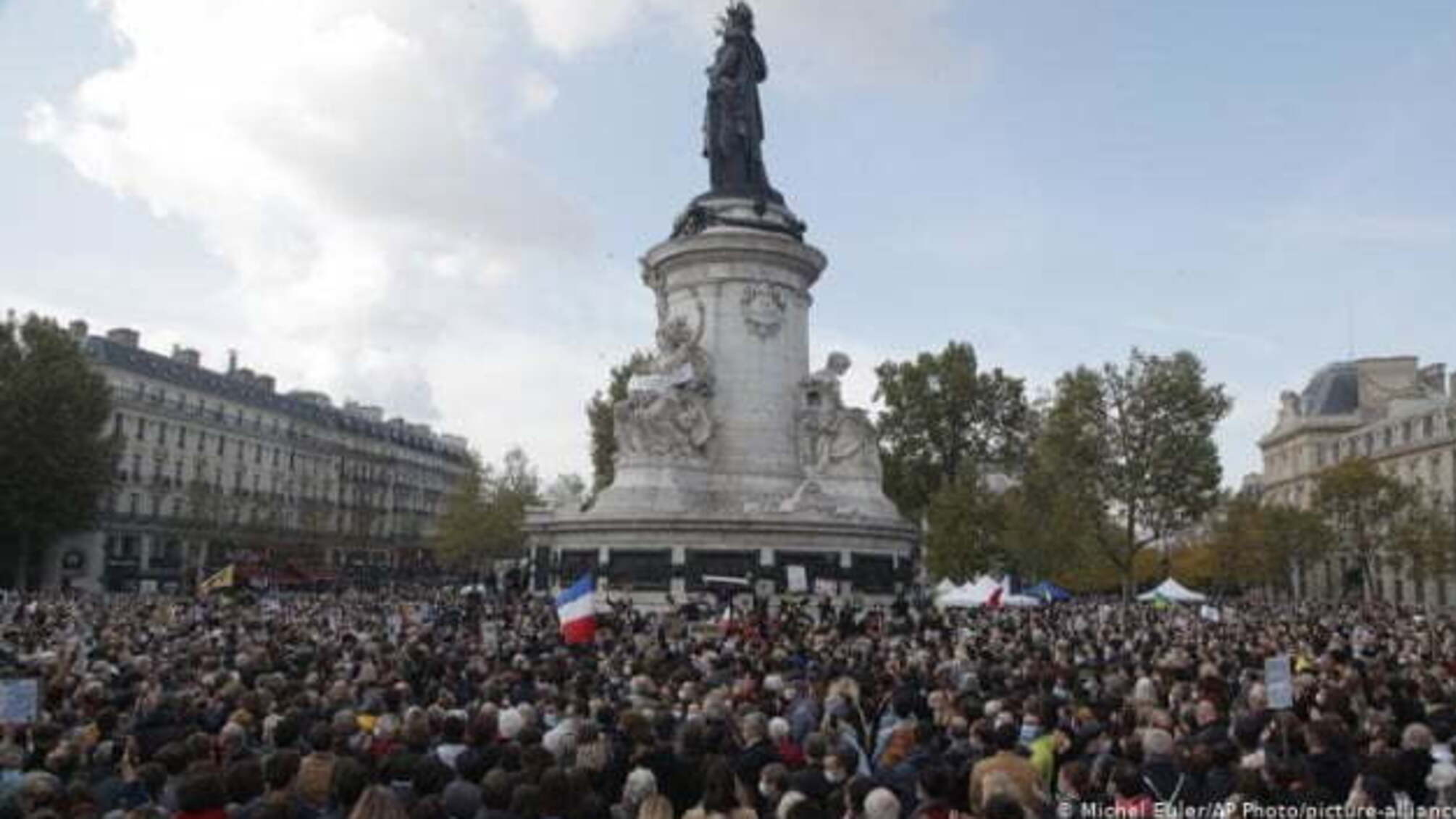 У Парижі вшанувати пам'ять убитого чеченцем вчителя вийшли тисячі людей
