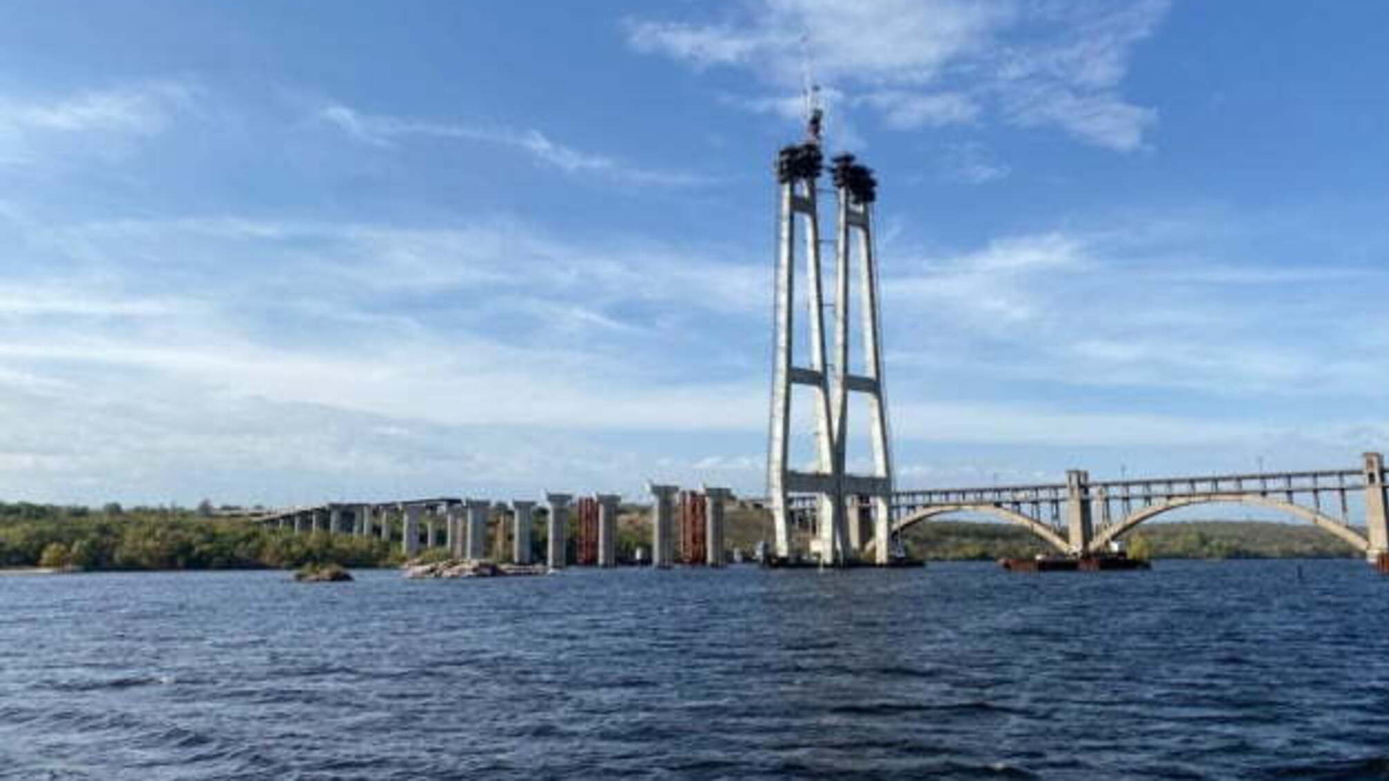 У Запоріжжі завершують бетонування мосту через Дніпро