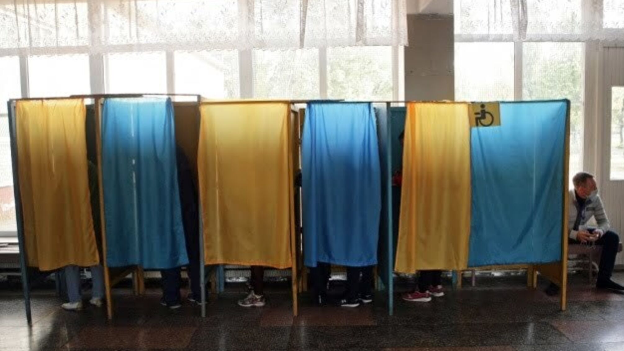 У Києві спостерігачу на місцевих виборах повідомили підозру у підкупі виборців