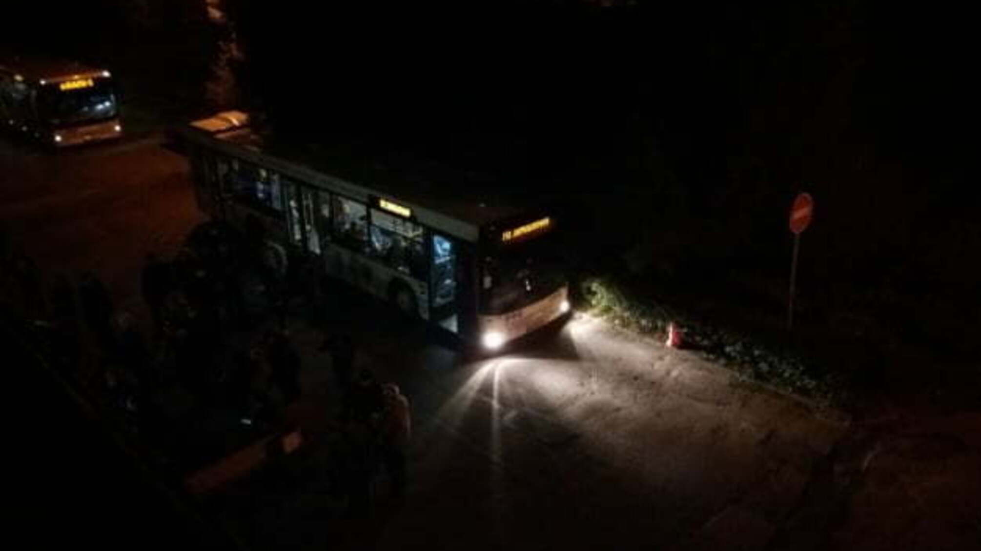 Біля Запорізької ТВК утворилися черги, члени виборчкомів чекають в автобусах