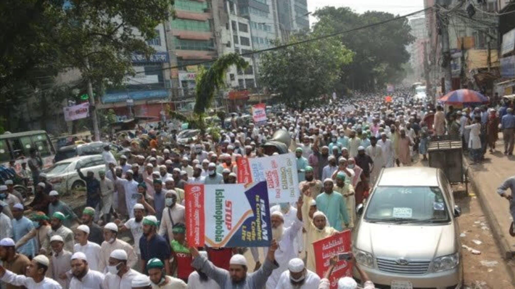 У Бангладеш десятки тисяч людей вийшли на протести через заяви Макрона