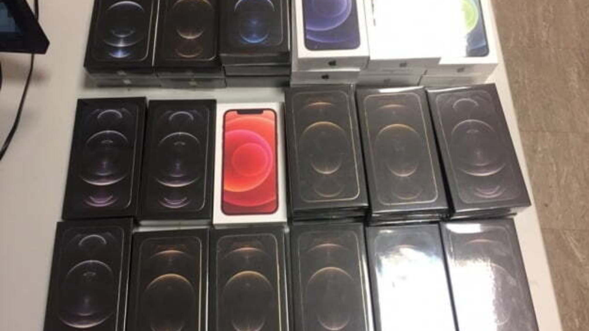 СБУ виявила нову партію контрабандних iPhone 12