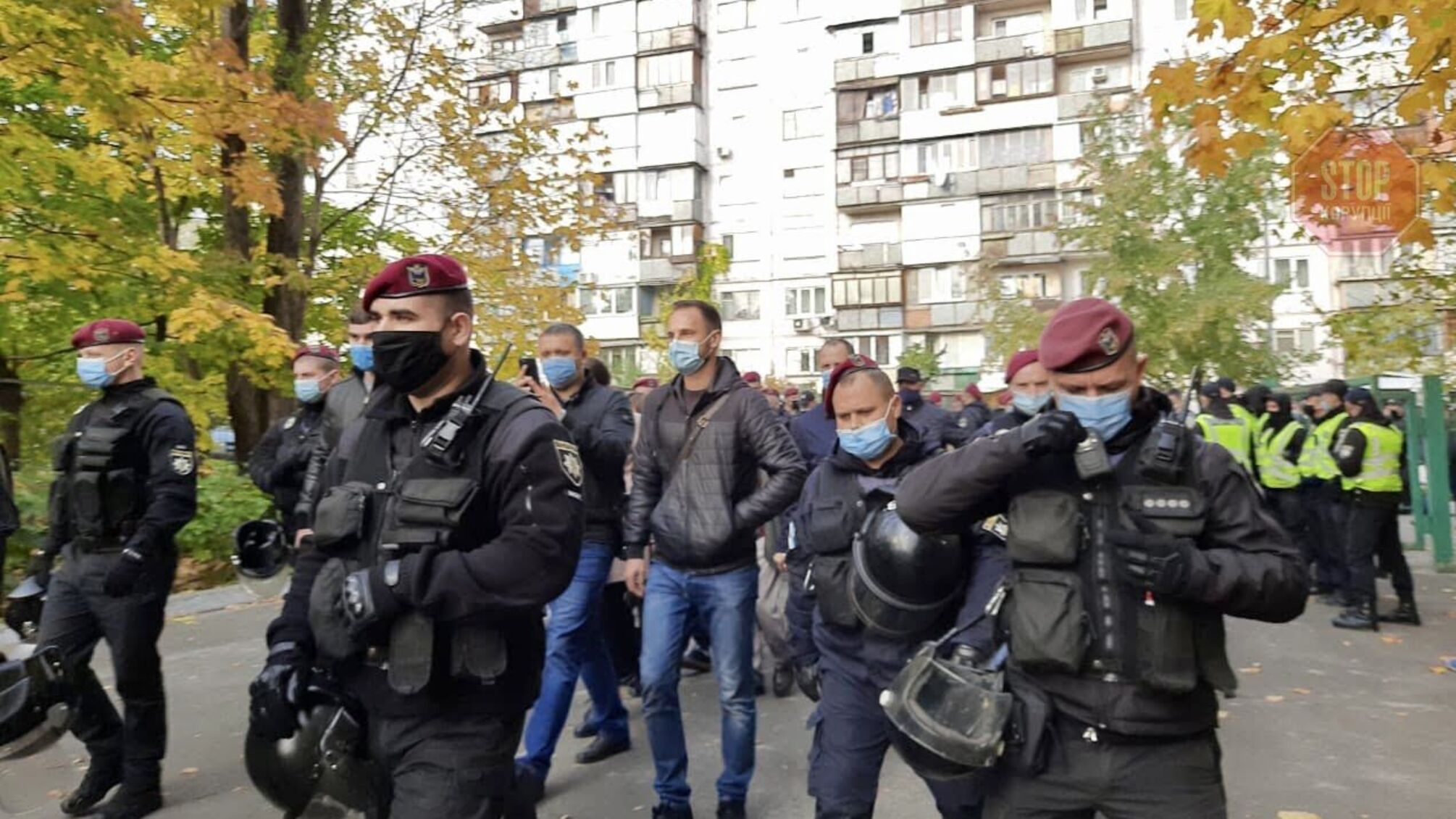 «Коридор» із спецпризначенців для комісії: під коледжем Піддубного чергові сутички (відео)