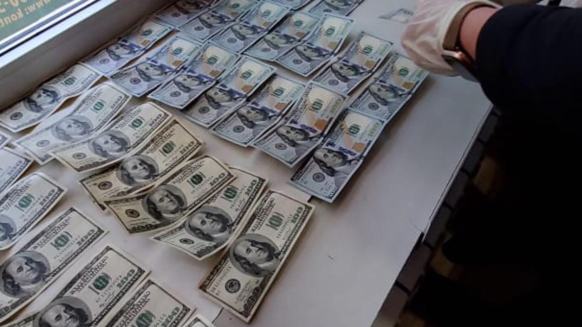 700 доларів США за не призов на строкову службу – ДБР затримало військового комісара на Херсонщині