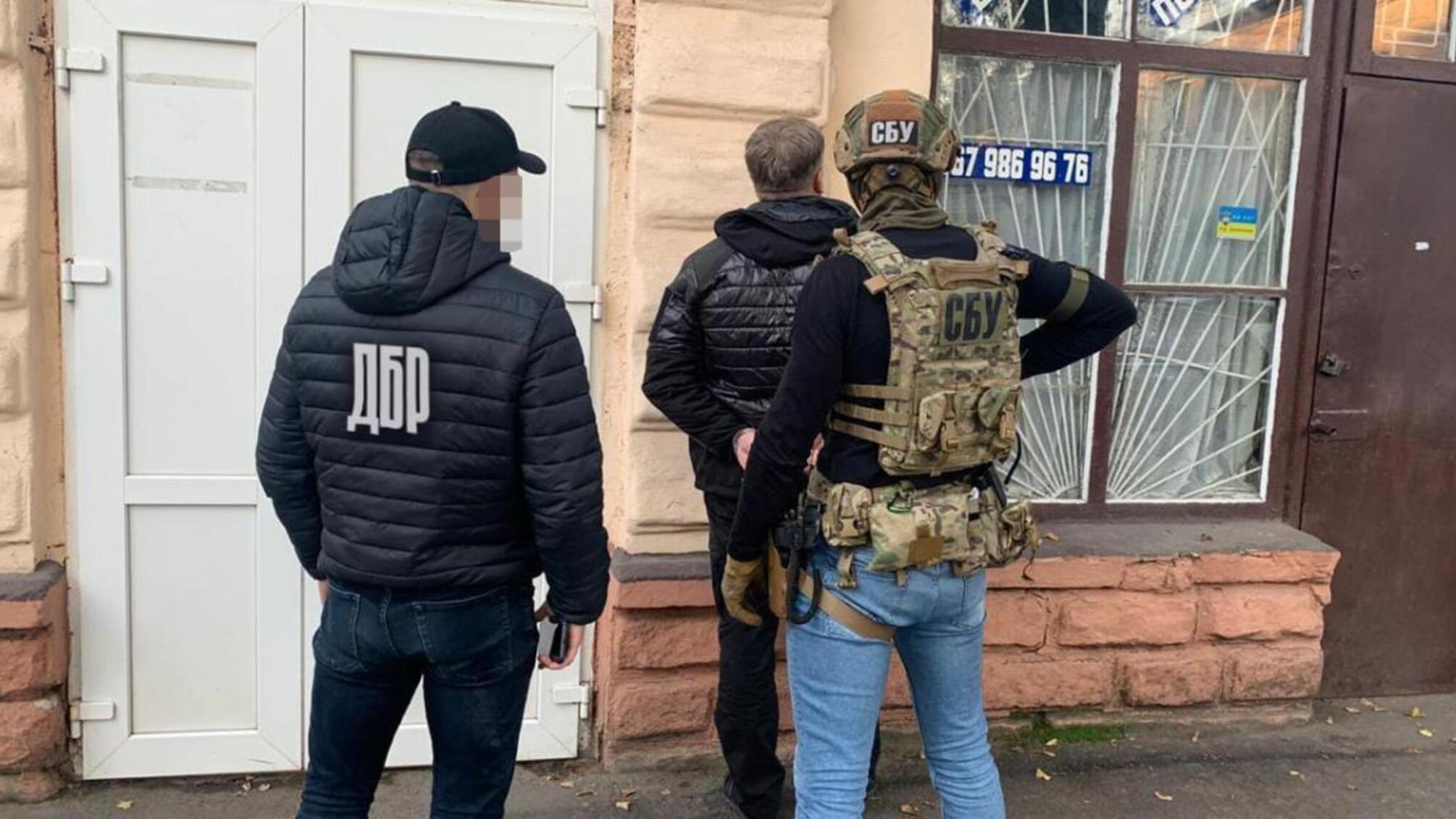 Систематичні хабарі за заниження митних платежів під час ввезення автомобілів – слідчі ДБР затримали інспектора Подільської митниці та митного брокера