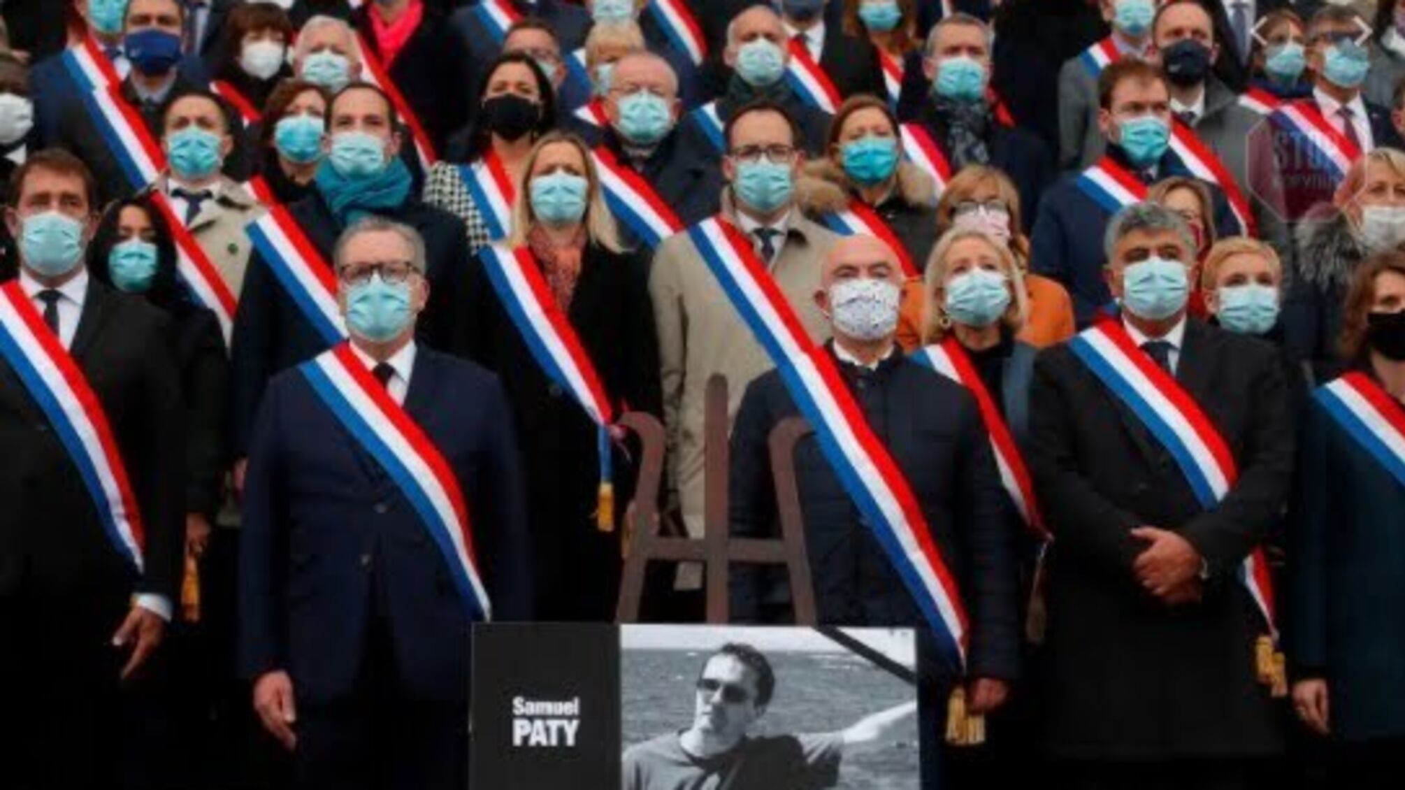 У Франції відбулась церемонія прощання з учителем, якого вбив терорист 