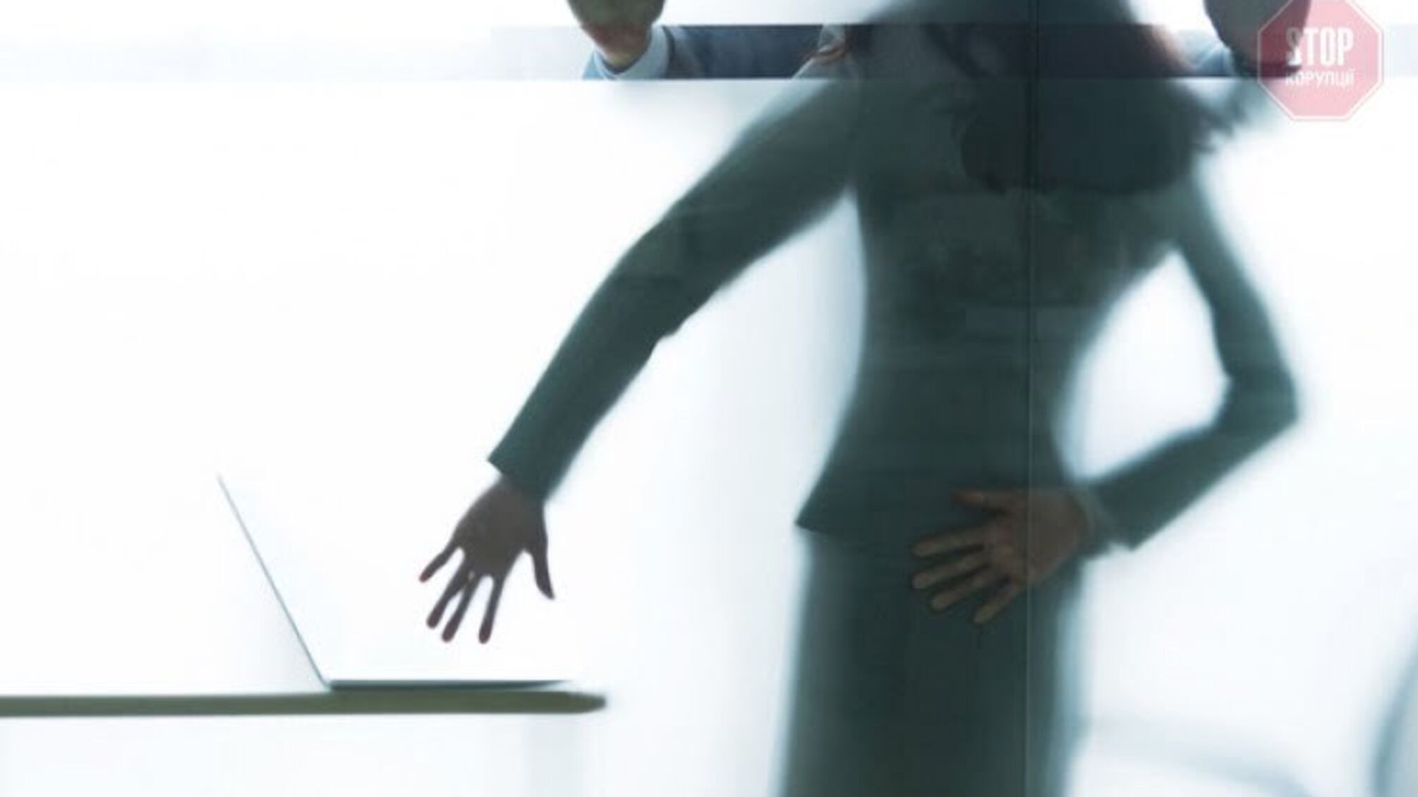 Викликав у кабінет і вимагав оральних ласк: співробітниця міськради звинуватила мера Каховки у домаганнях