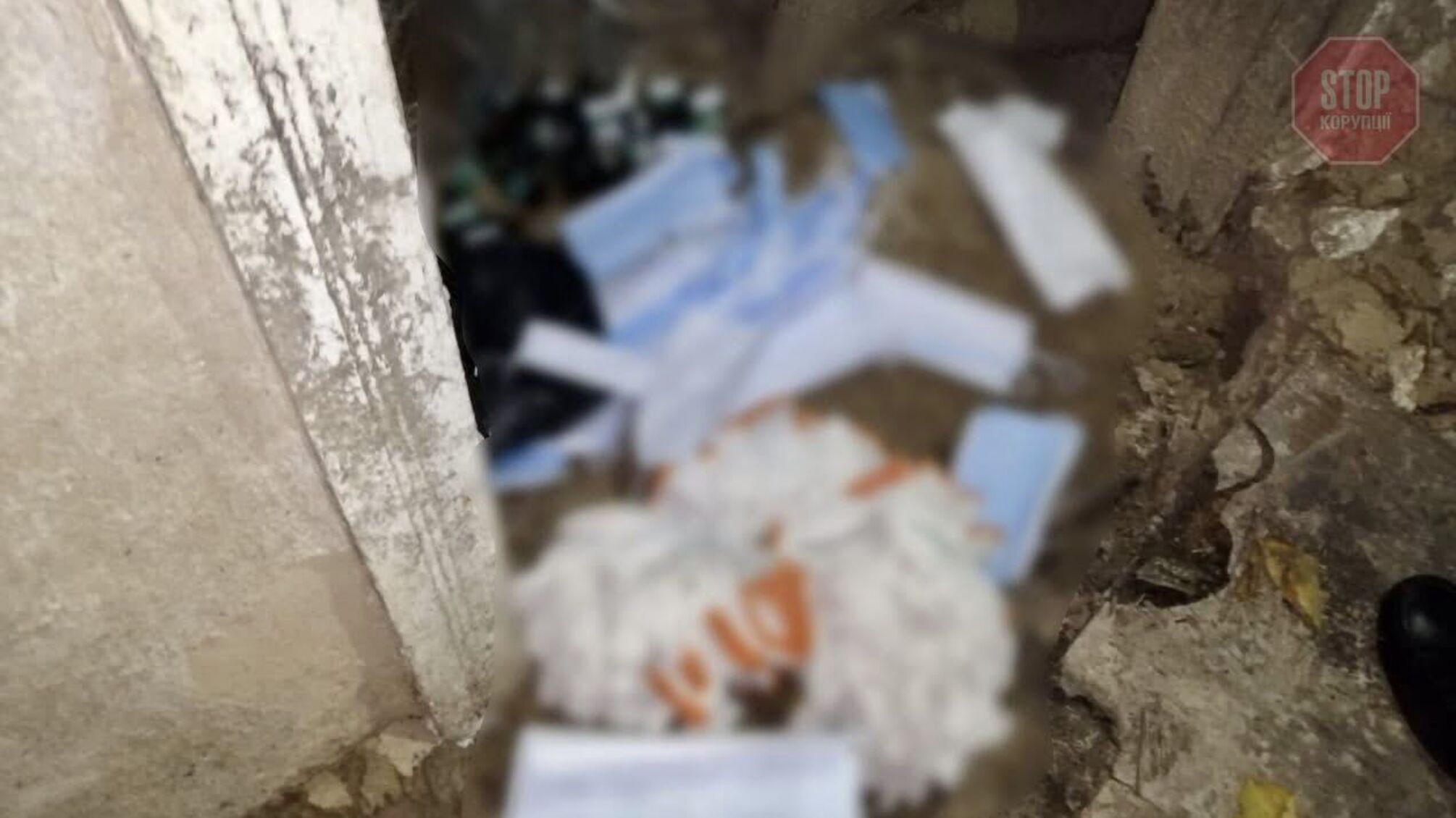 На Дніпропетровщині у закинутому будинку знайшли пакети із бюлетенями та зеленкою (фото)