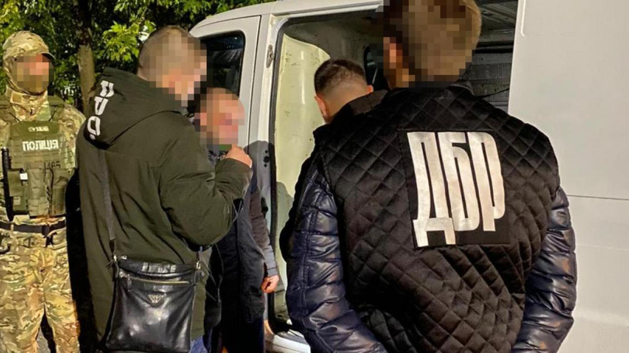 Патрульний поліцейський з Чернівців спільно із 5 цивільними особами налагодили схему збуту наркотиків – слідчі ДБР вручили фігурантам повідомлення про підозру