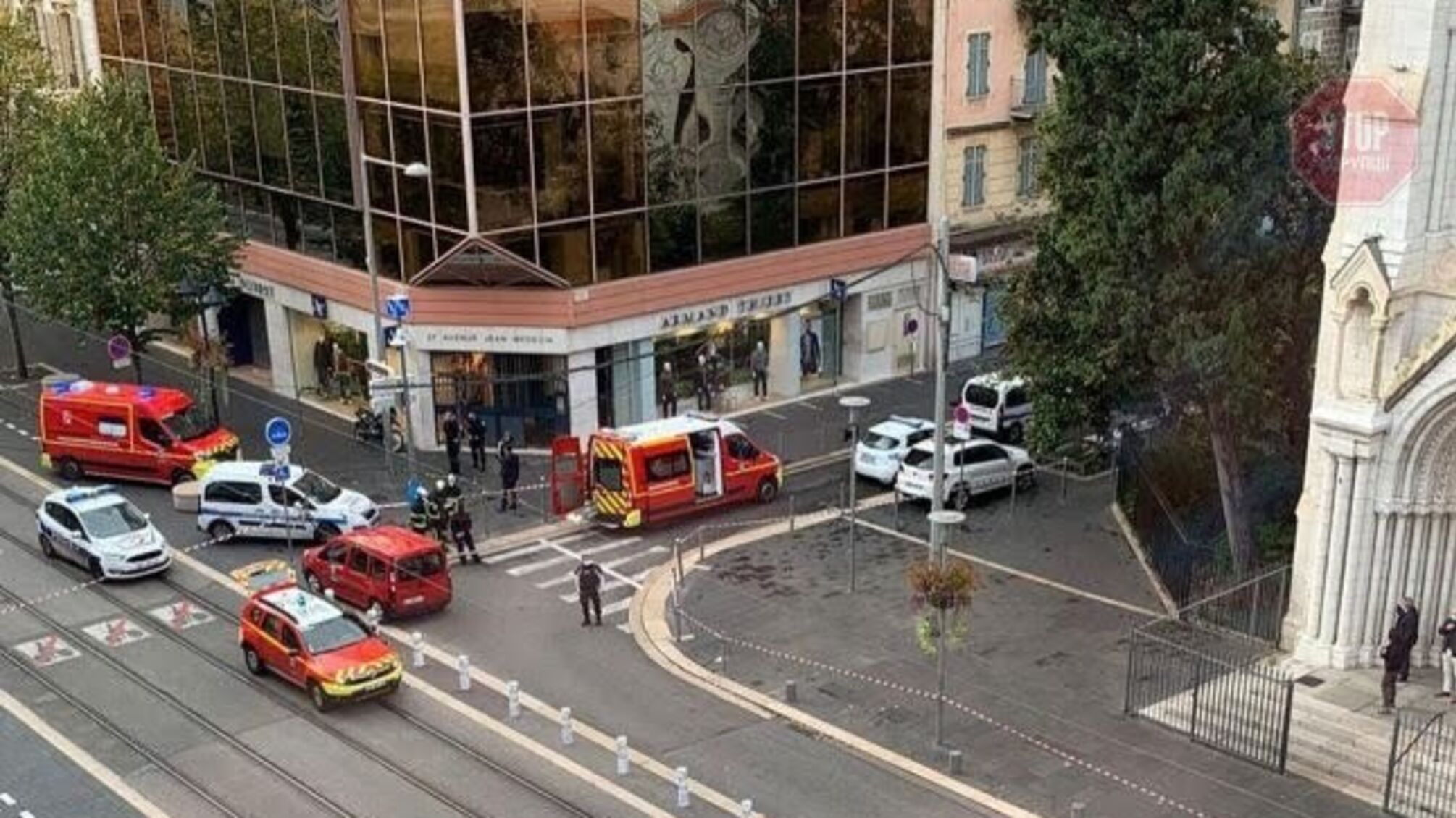 У Ніцці терорист напав на людей з ножем прямо на вулиці 