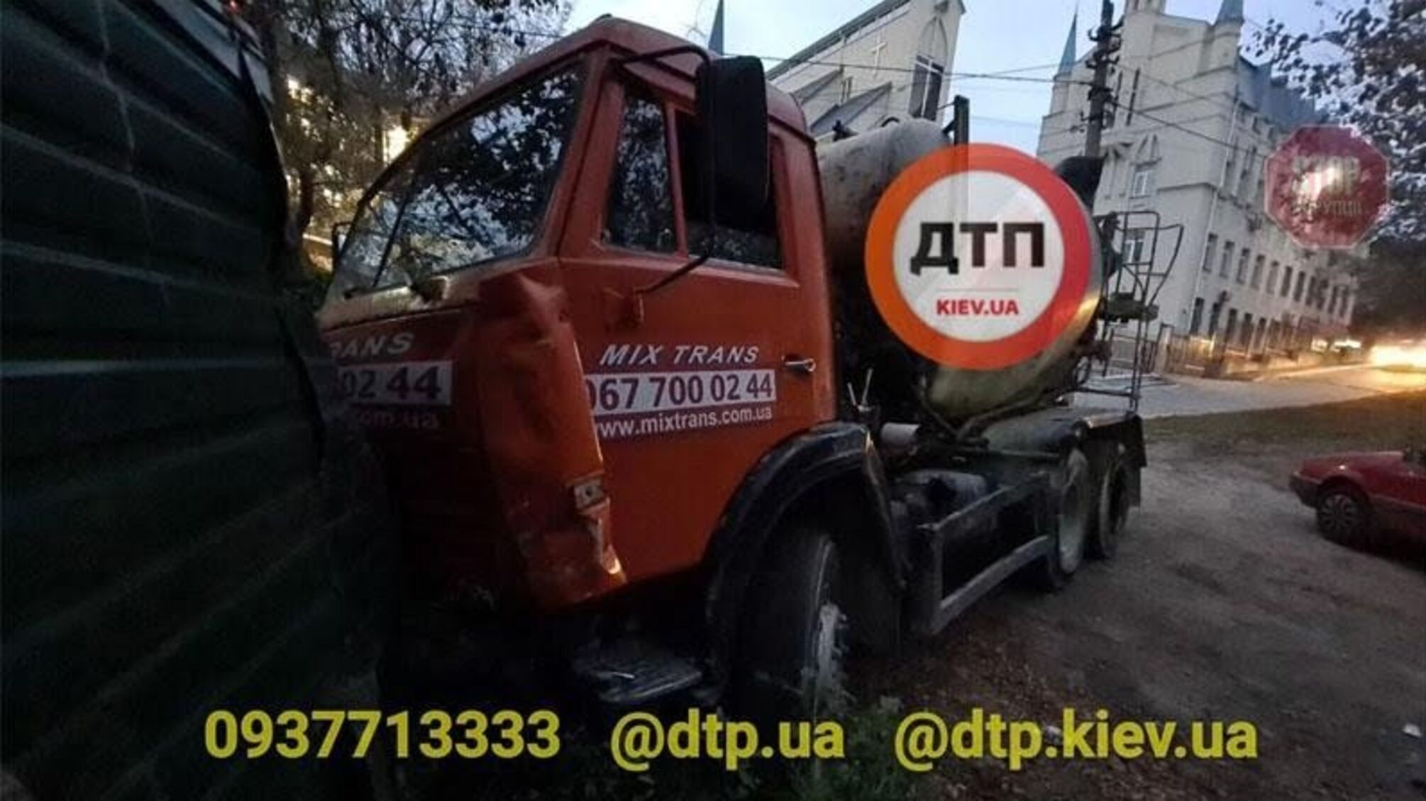 У Києві сталася масштабна ДТП: бетономішалка протаранила п'ять автівок (фото, відео)