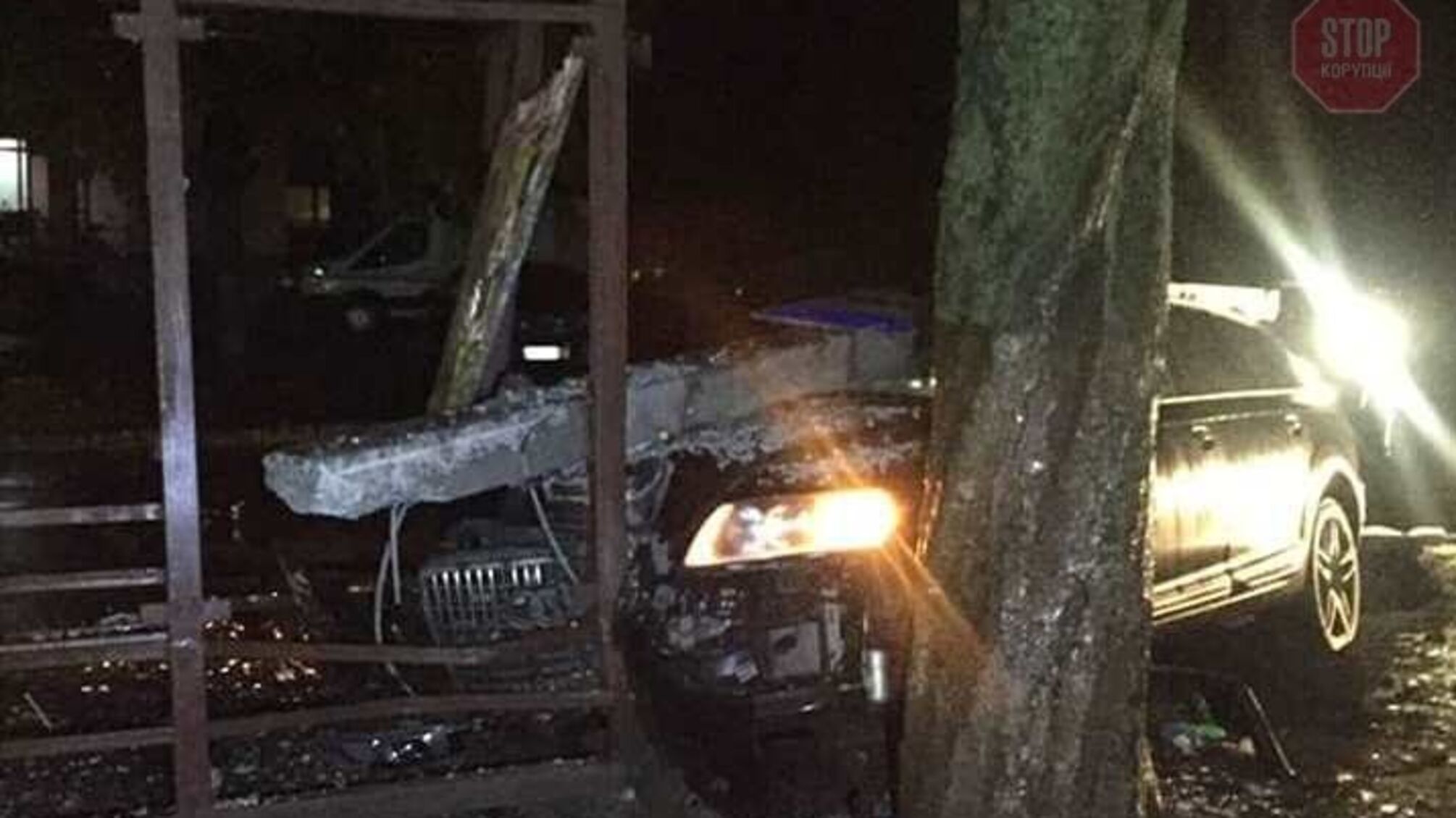 У Луцьку п'яний водій протаранив зупинку (фото)