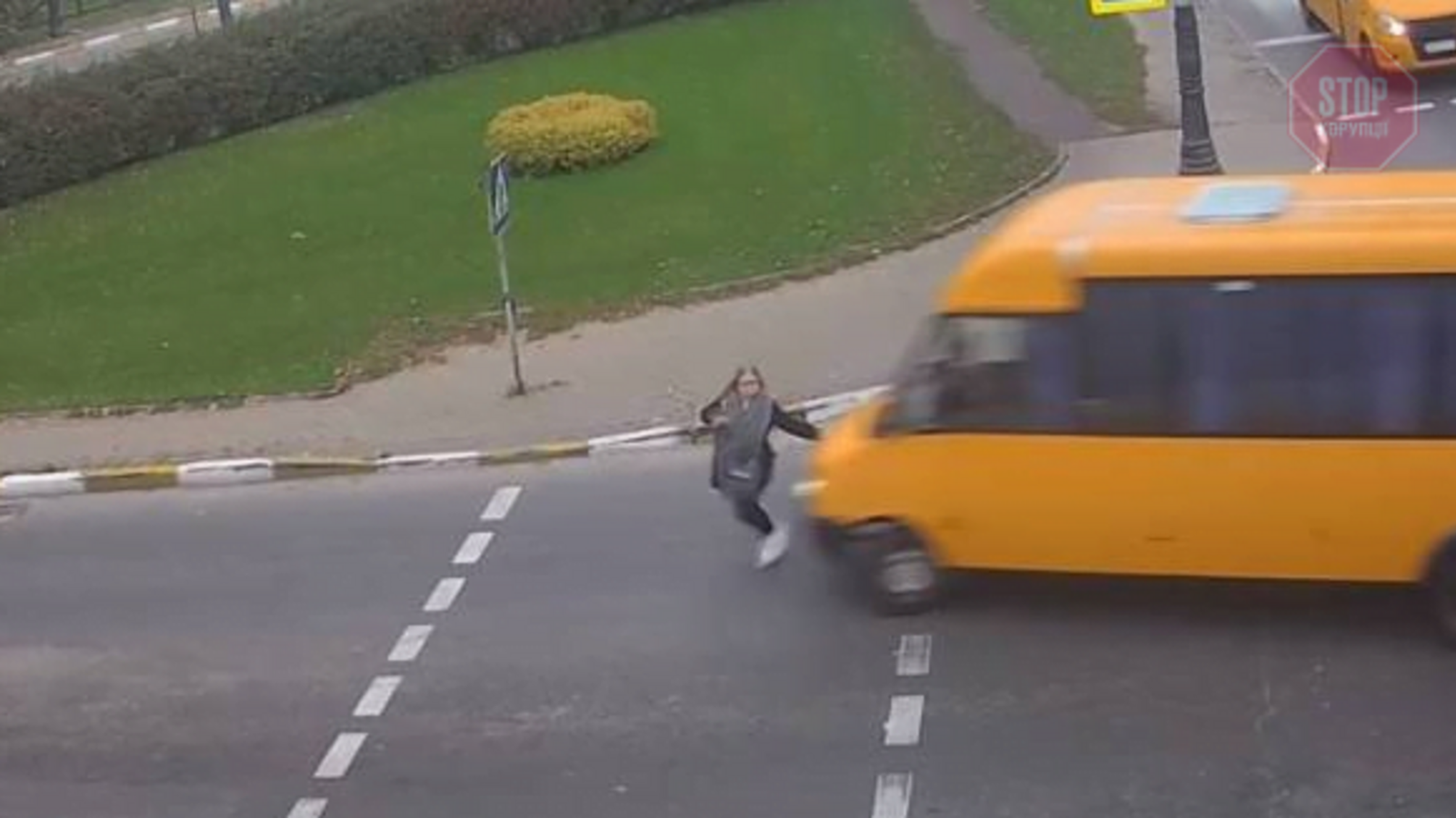 На Київщині маршрутка знесла дівчину на переході (відео)