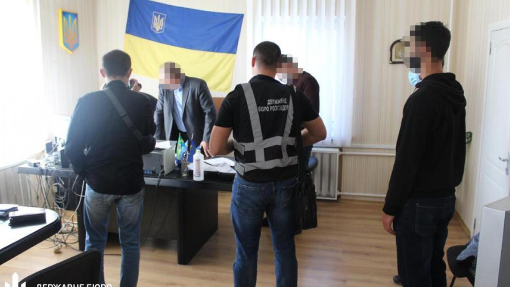 Понад 1 000 000 гривень збитків – начальнику митного посту повідомлено про підозру у зловживанні службовим становищем