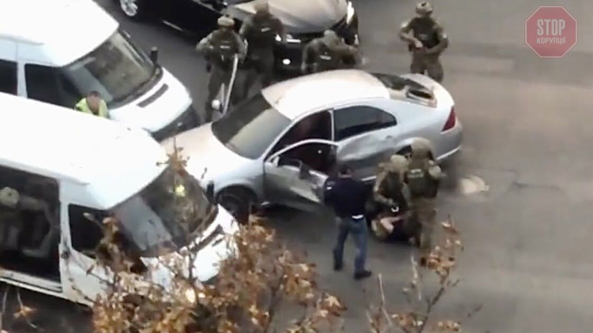 У центрі Києва спецназ провів затримання. Очевидці повідомляють про постріли (фото)