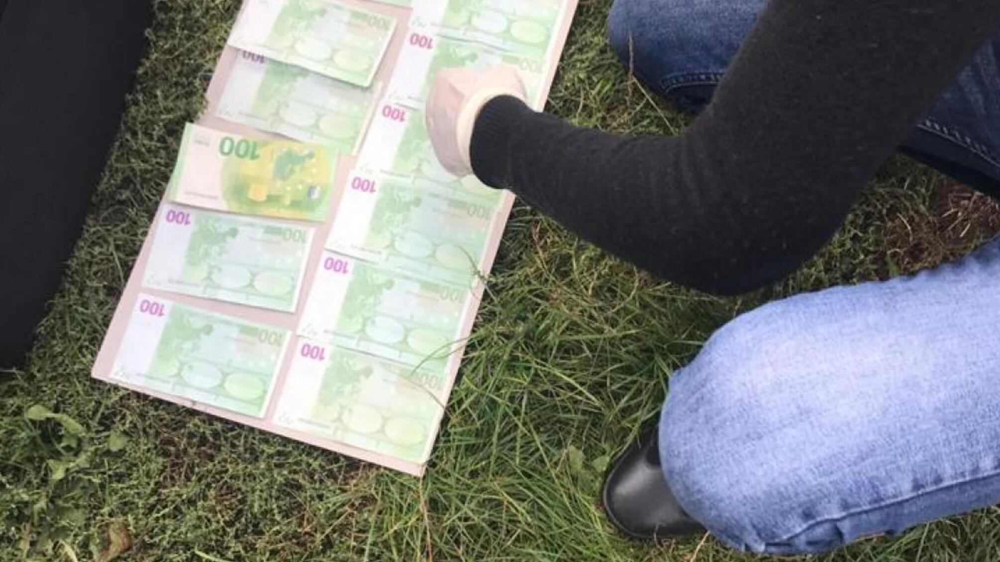 Безперешкодне переміщення тютюну до Румунії - ДБР затримало прикордонника Буковини під час одержання хабара